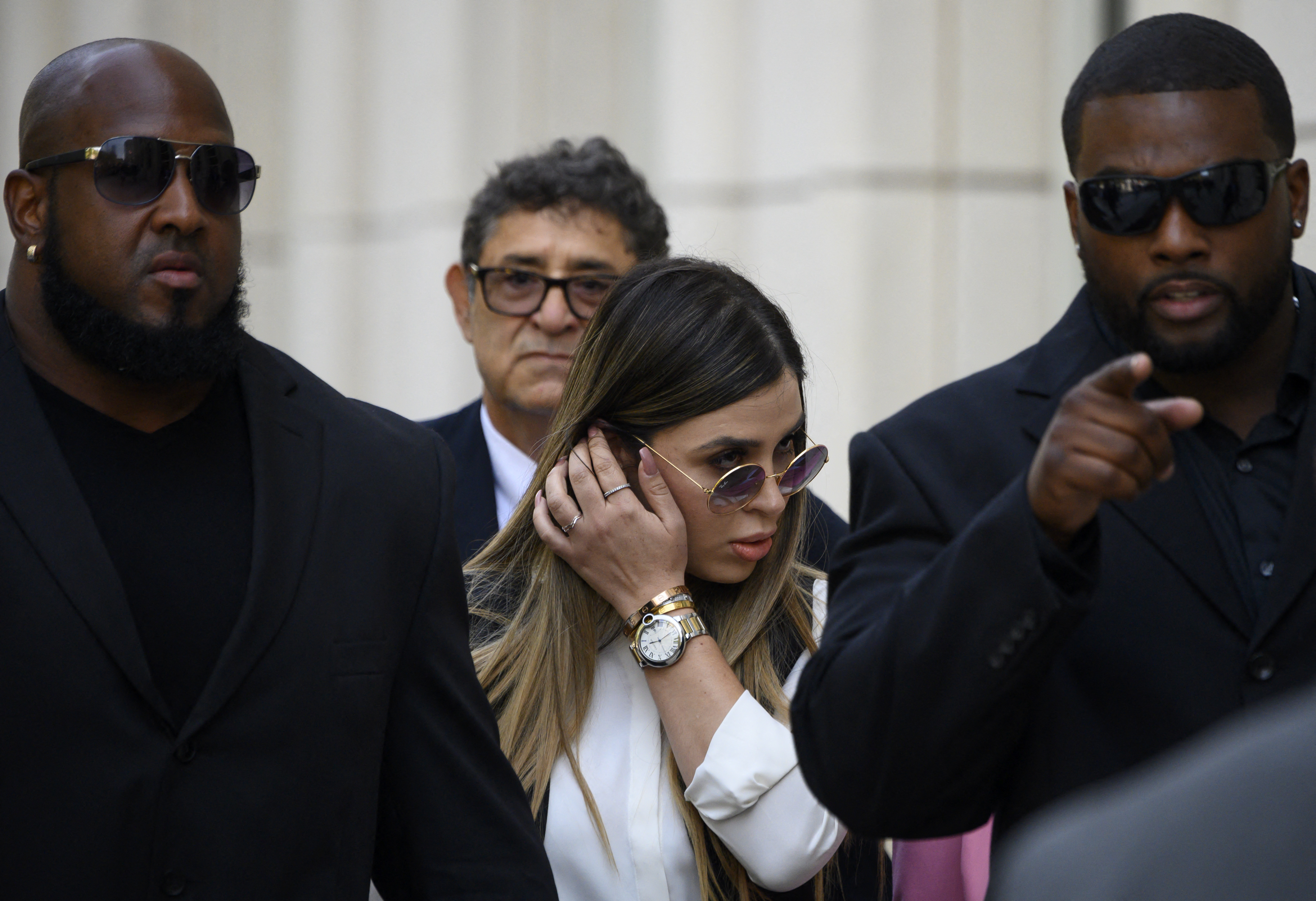 Emma Coronel Aispuro, esposa de 'El Chapo' Guzmán abandona la la Corte Federal en Brooklyn, New York, durante el juicio que se le lleva a cabo a sus marido (Foto: AFP)