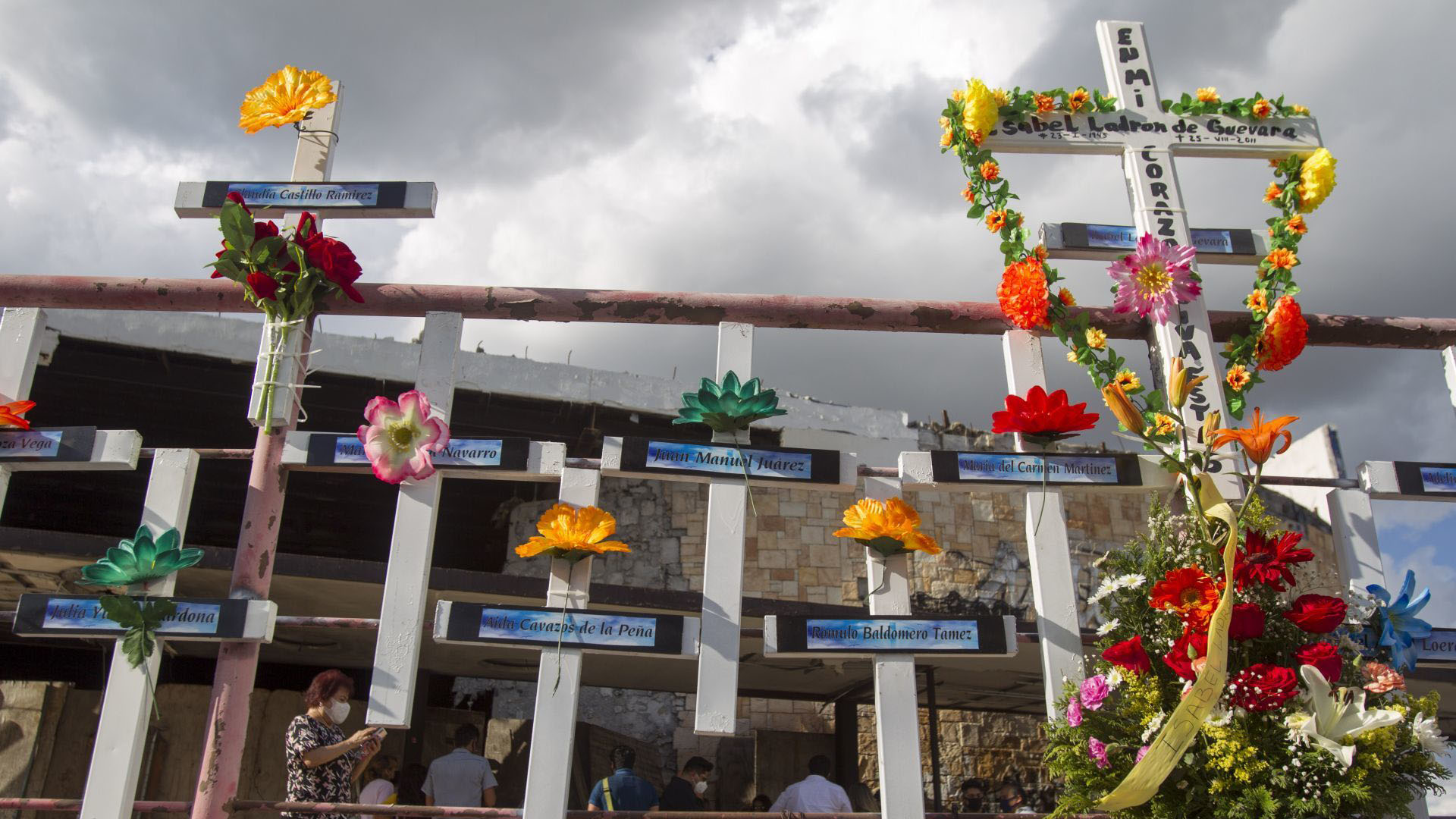 Cruces con decoraciones adornaron la fachada del lugar con los nombres de las personas ahí fallecidas (Foto: Cuartoscuro)