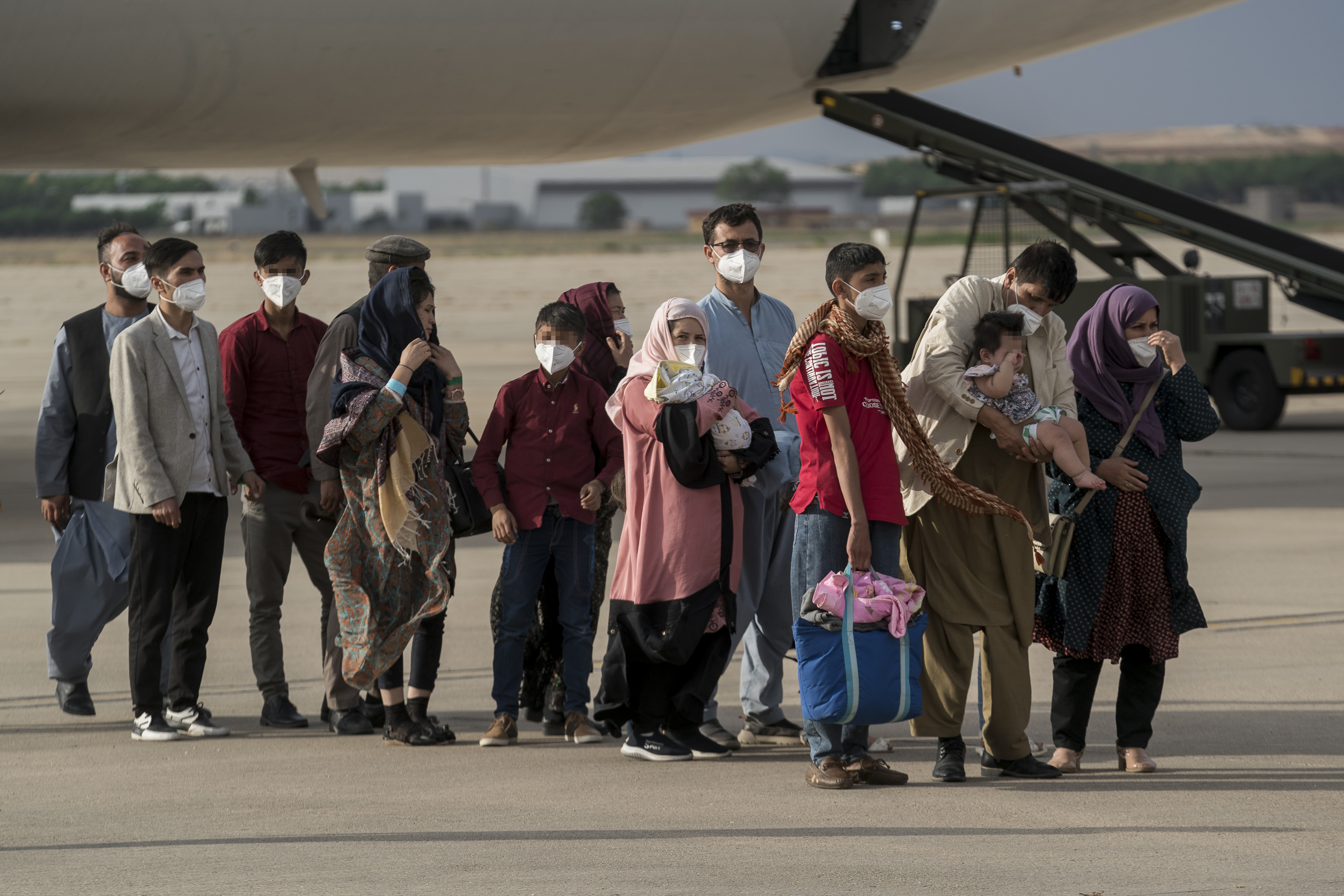 Refugiados afganos a su llegada a España.
A. Pérez Meca - Europa Press

