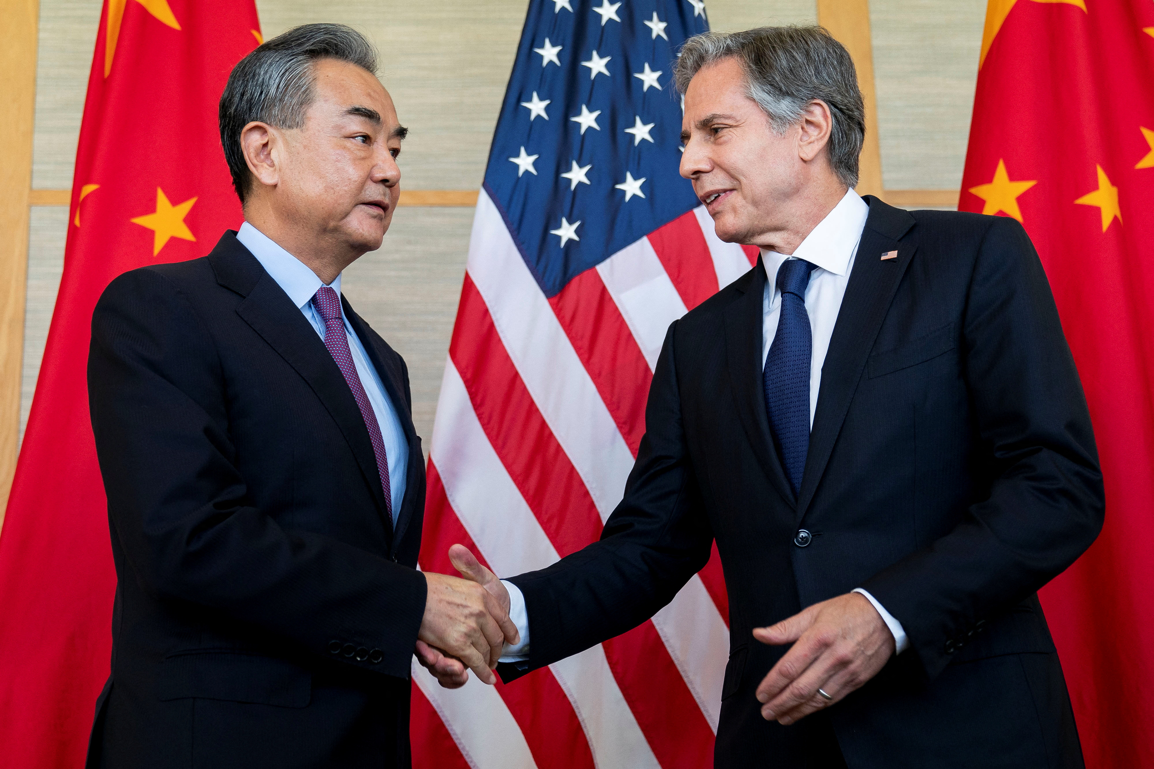 El Secretario de Estado de EEUU, Antony Blinken, se reúne con el Ministro de Relaciones Exteriores de China, Wang Yi. Stefani Reynolds/Pool vía REUTERS