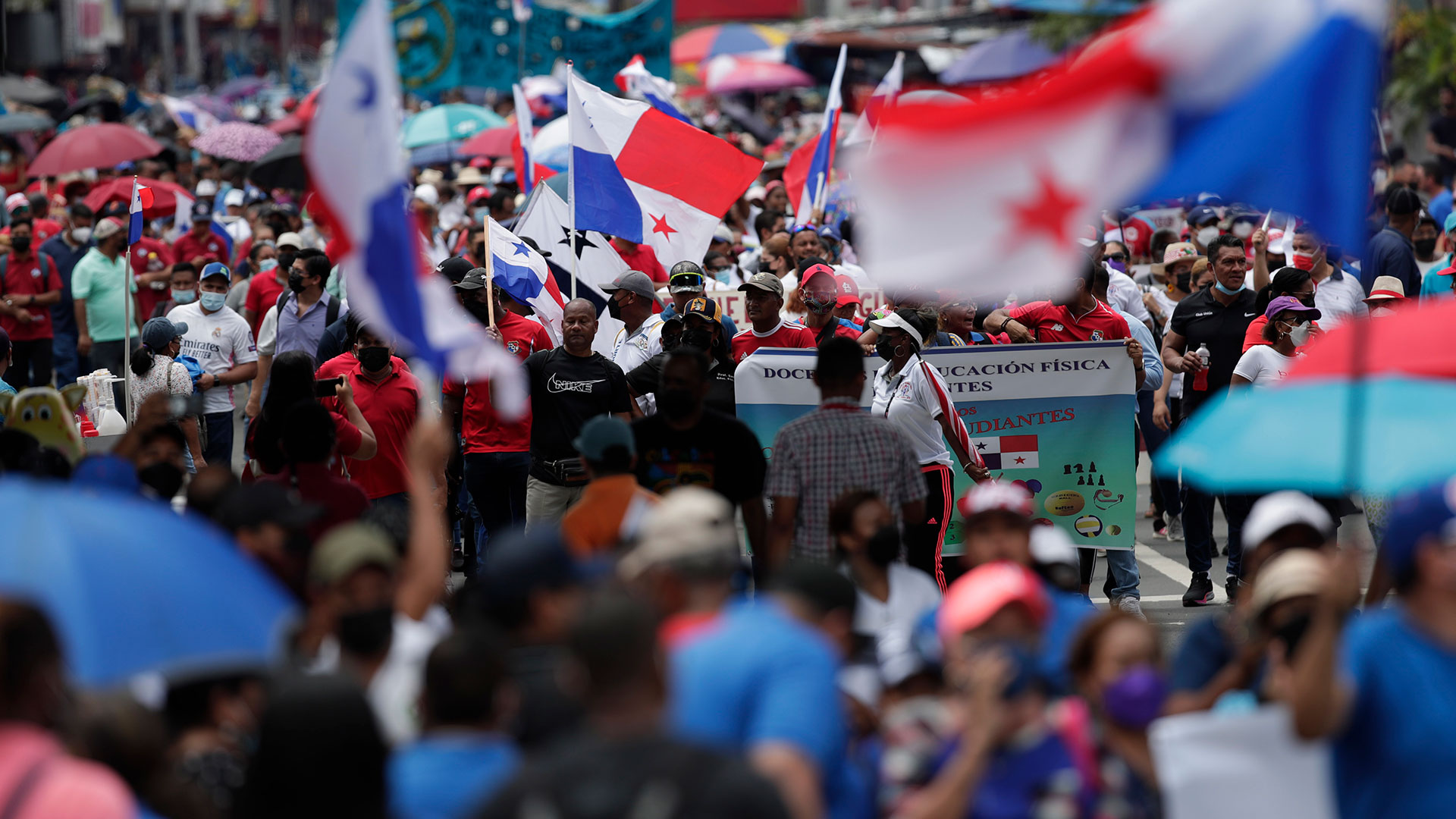 Decenas de personas marchan hacia la Asamblea Nacional durante una nueva jornada de protestas en medio de la huelga convocada por gremios sindicales, en Ciudad de Panamá (EFE/ Bienvenido Velasco)
