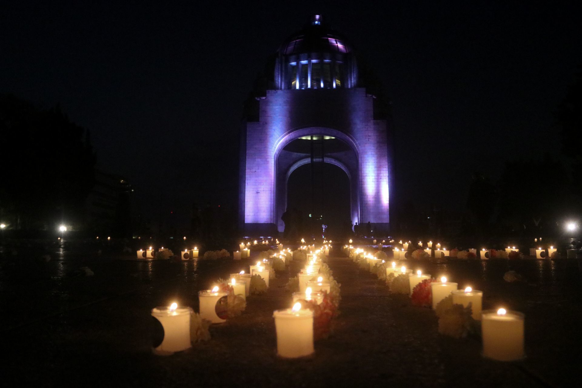 Entre flores y velas, rindieron homenaje a Ingrid Escamilla en el Monumento a la Revolución