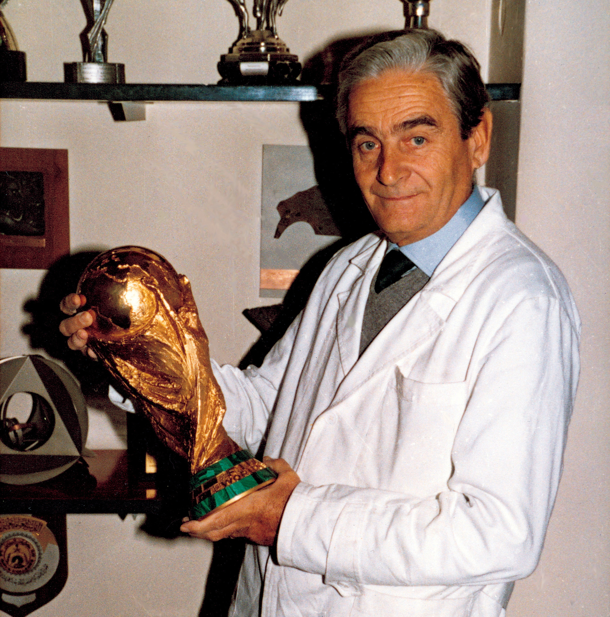 Silvio Gazzaniga, el escultor italiano que diseñó la Copa actual, con la creación en sus manos
