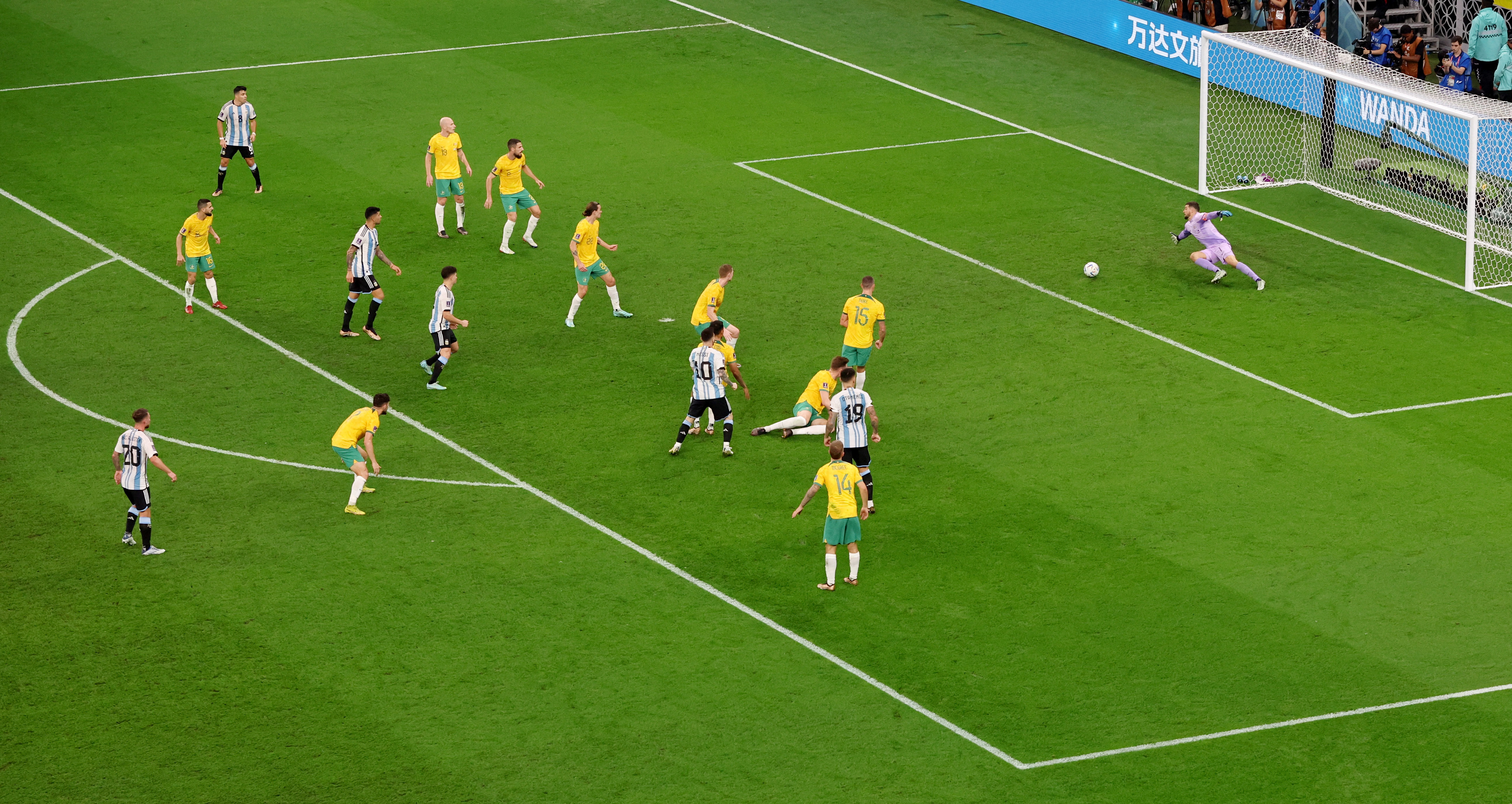 El balón se dirige inexorablemente al gol (REUTERS/Paul Childs)