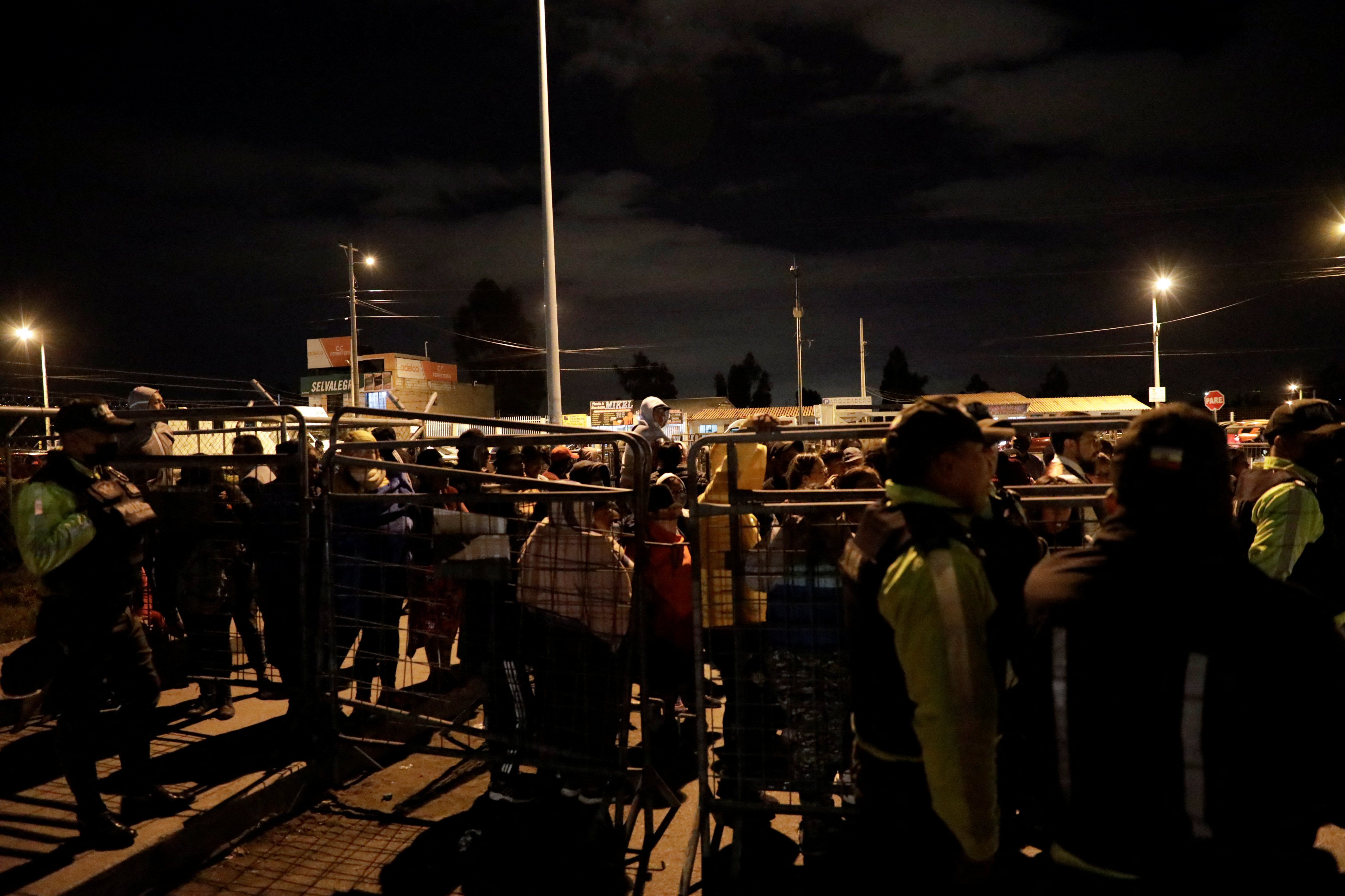 Familiares de los reclusos espera a las afueras de la cárcel de Cotopaxi tras el motín de este lunes REUTERS/Karen Toro