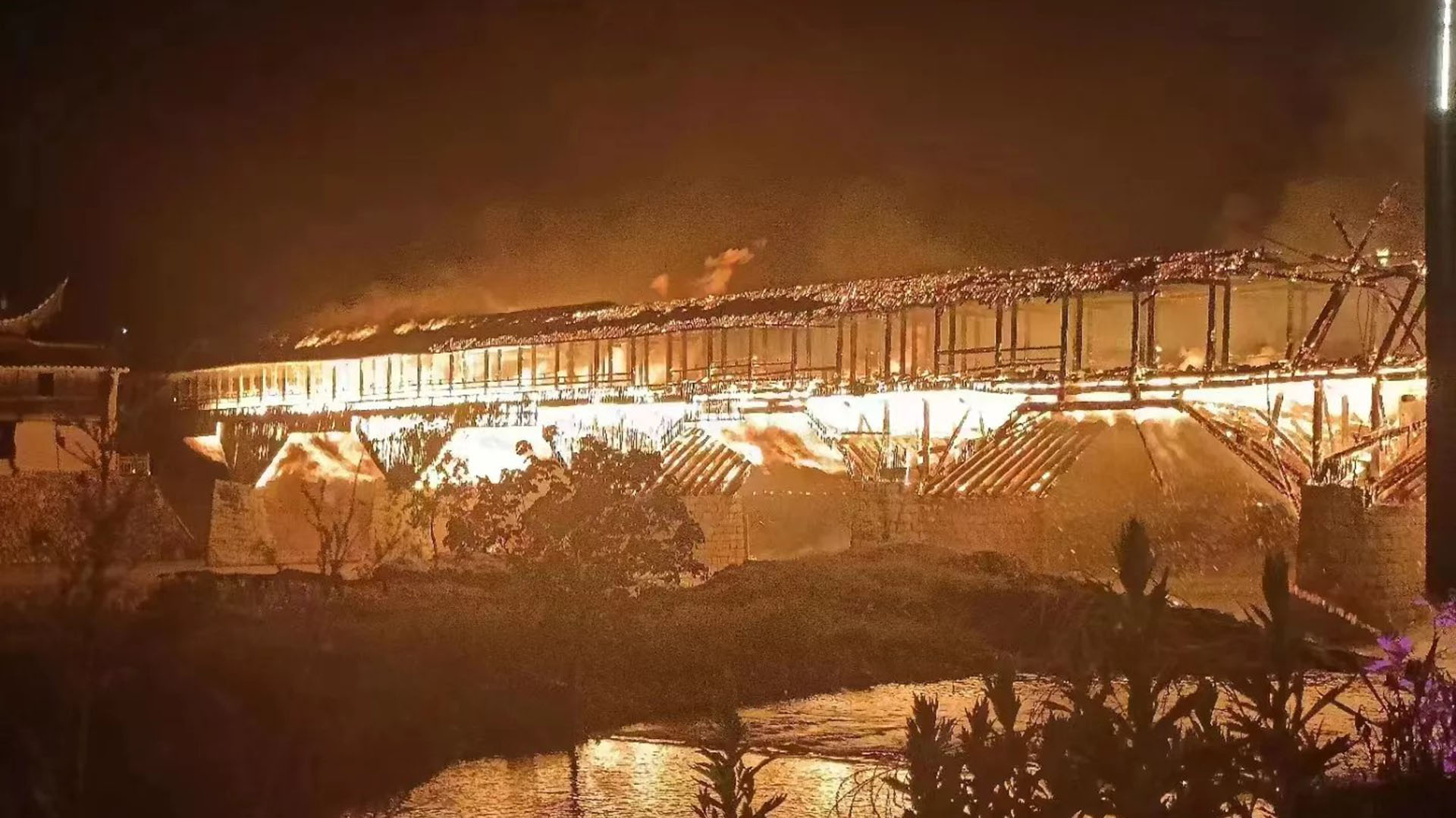 Un puente en China de 900 años de antigüedad, colapsó tras un fuerte incendió