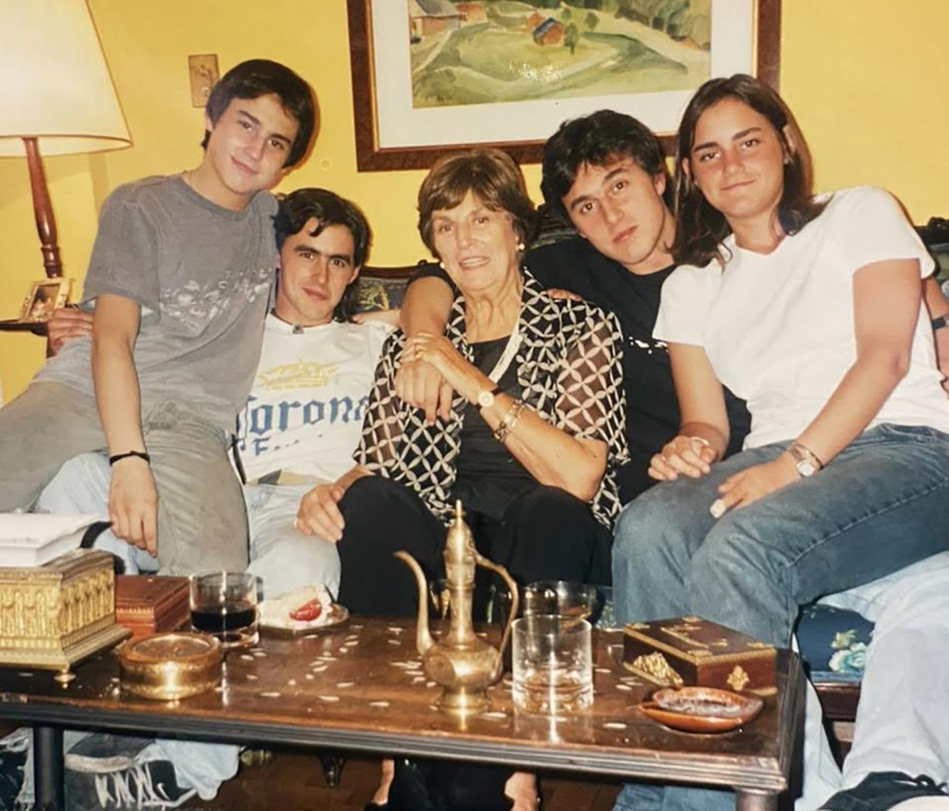 Roberto García Moritán junto a su abuela Locy (Lucila Nazar Anchorena) y sus hermanos, Francisco, Patricio y Lucila