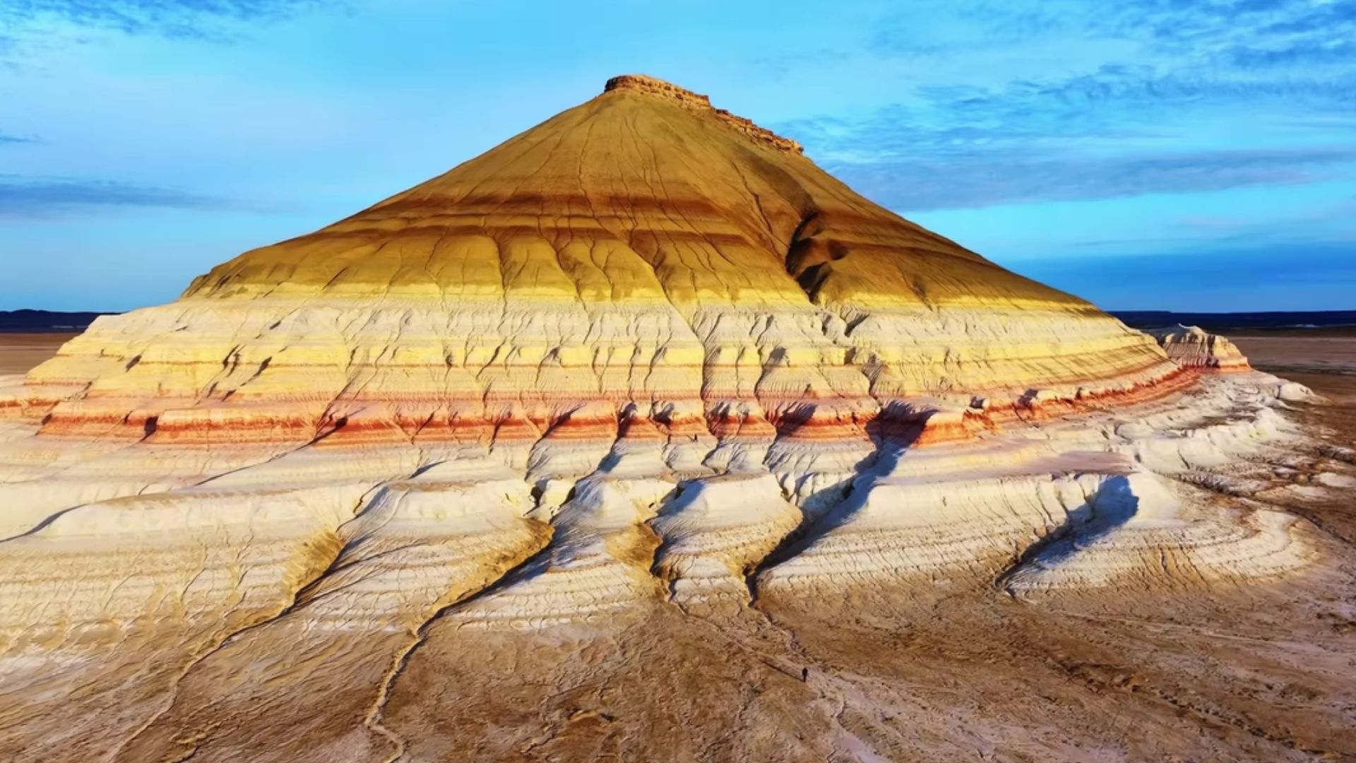 Bokty, la impactante montaña de colores que esconde secretos de un océano milenario