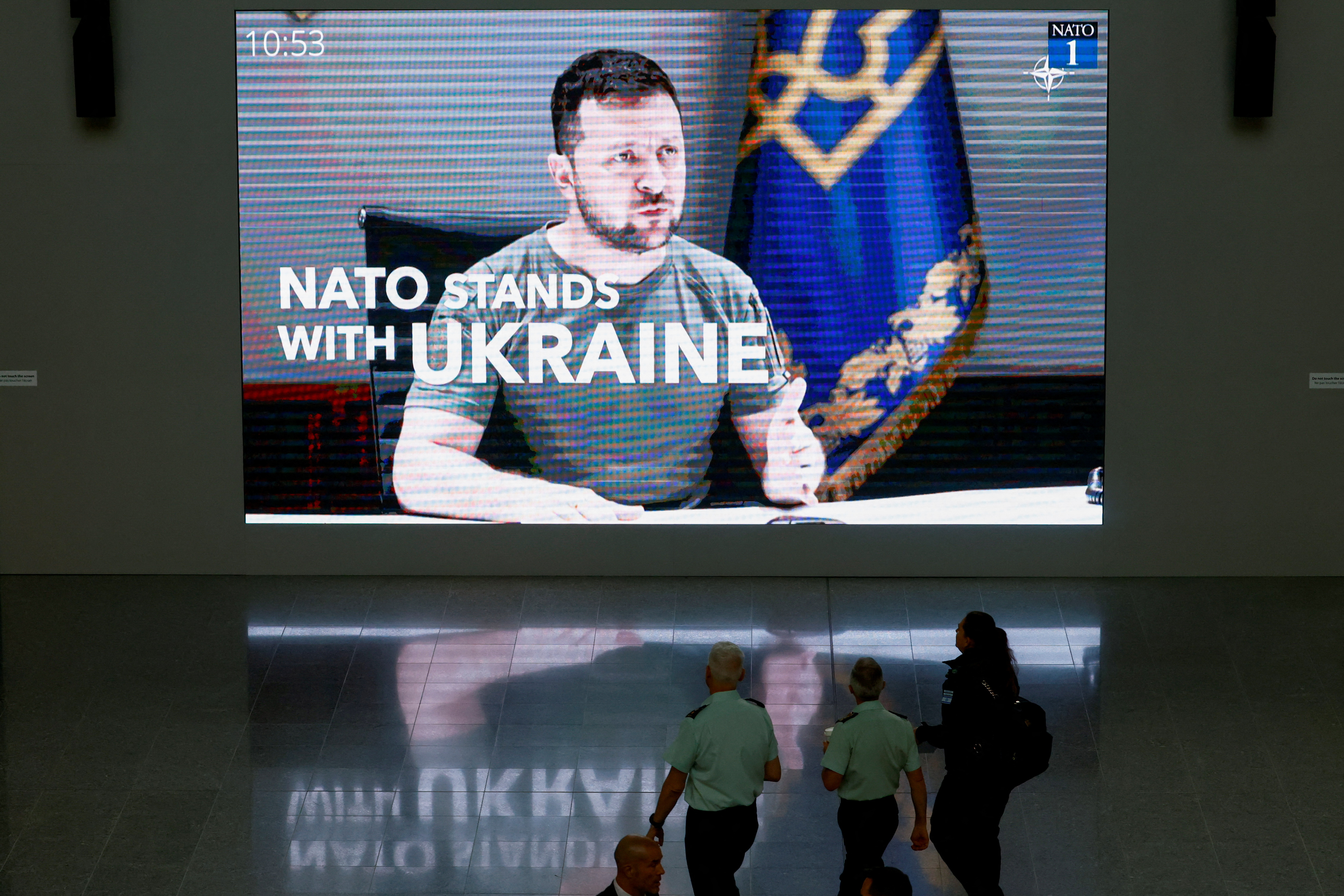 Volodimir Zelensky, presidente de Ucrania, durante una reunión virtual con jefes militares de la OTAN (REUTERS/Yves Herman)