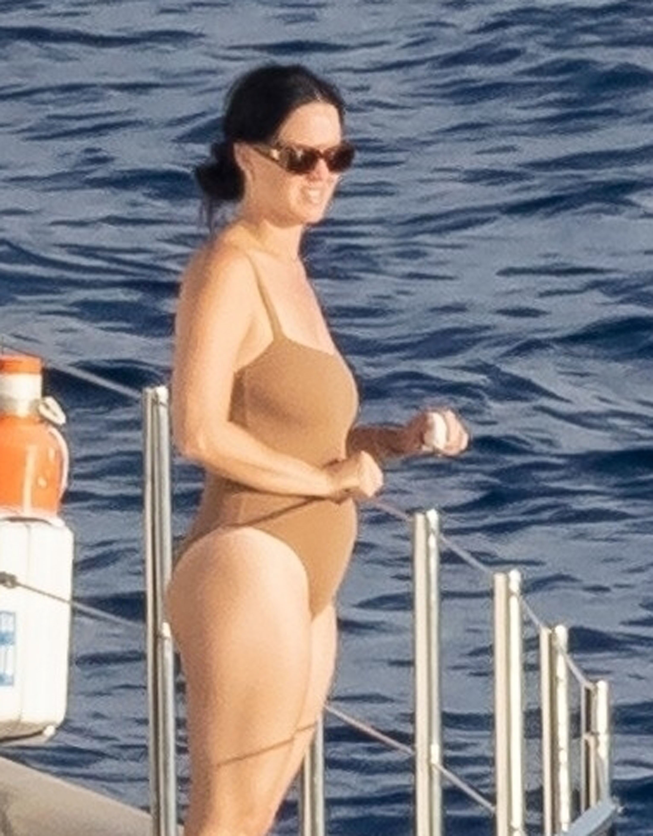 American singer Katy Perry spent a quiet afternoon with her partner Orlando Bloom.  The family is on vacation on a luxury yacht in Nerano, Italy