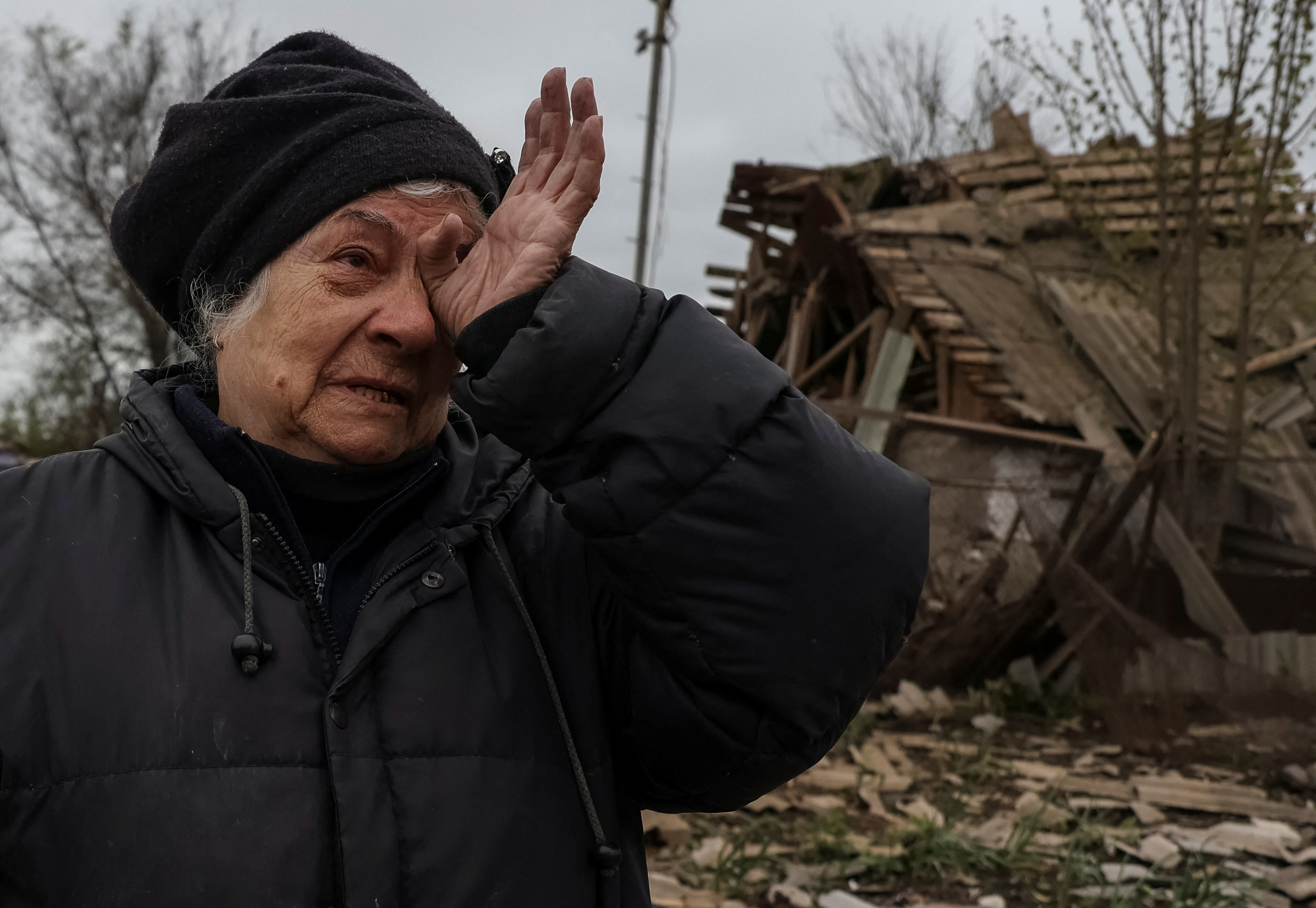 Liubov Vasylieva, de 77, reacciona tras un bombardeo en Pavlohrad, en la región de Dnipropetrovsk (Reuters)