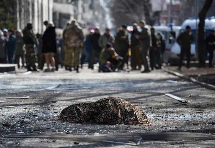 Un cuerpo cubierto tras un bombardeo en la ciudad ucraniana de Donetsk
