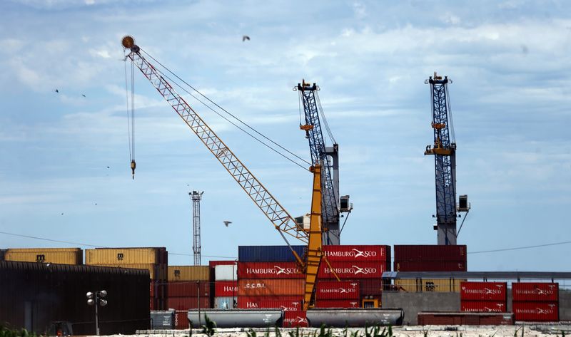 Grúas y contenedores son retratados en el puerto de Rosario, Argentina, el 1 de noviembre de 2017. Foto de archivo. REUTERS/Marcos Brindicci