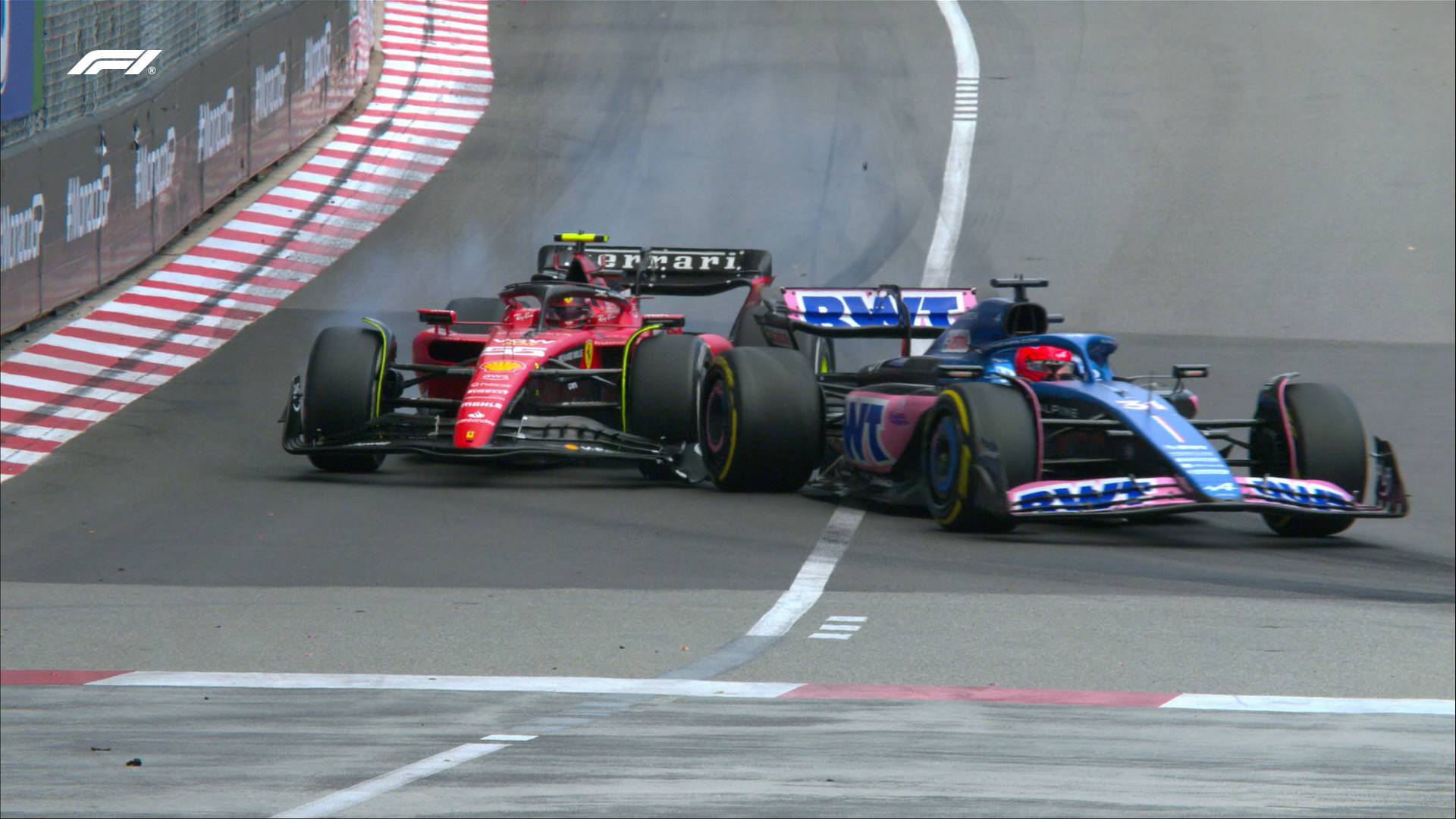  Esteban Ocon pudo terminar tercero pese a este toque de Carlos Sainz (captura de TV de F1)