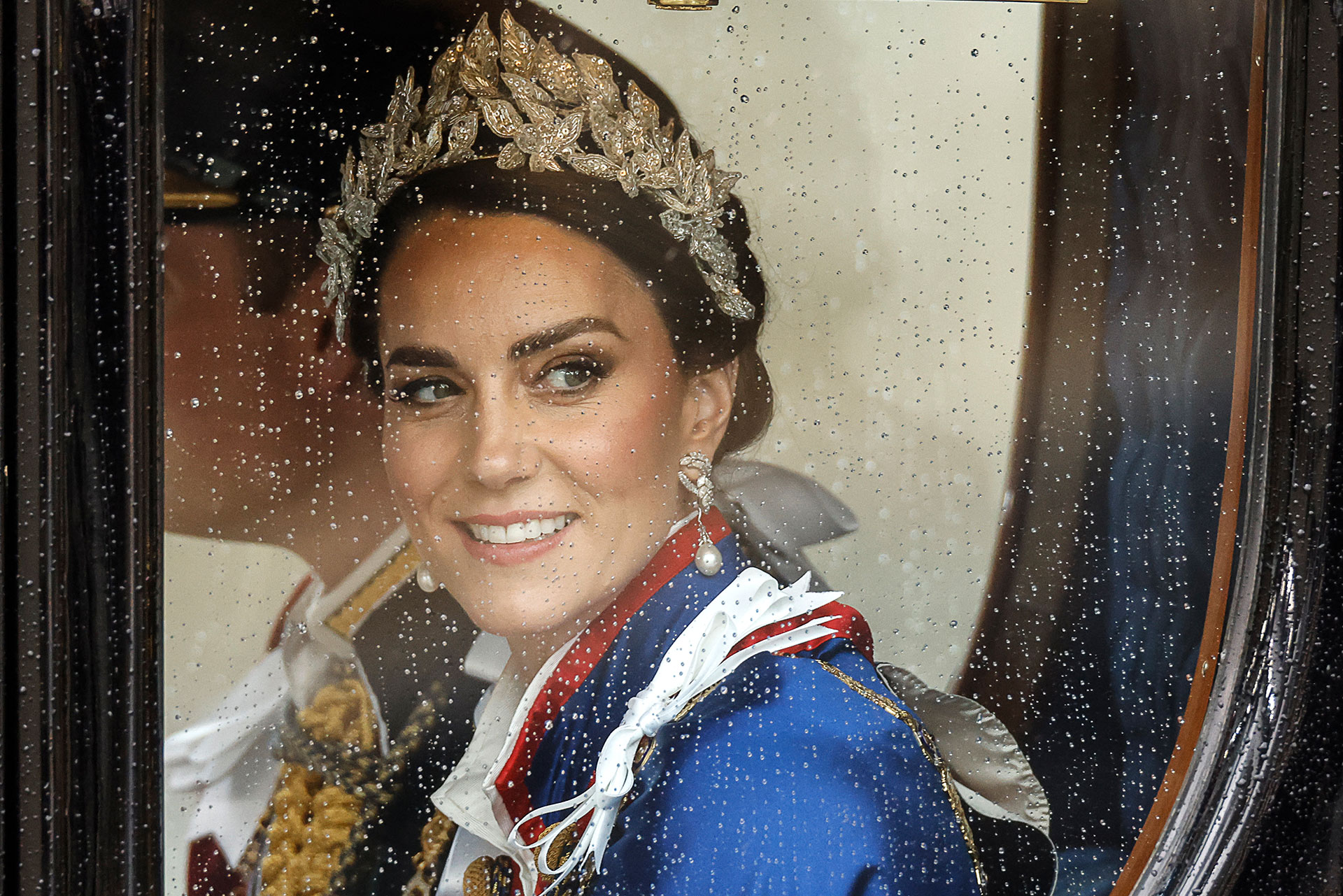 La princesa Kate regresa al palacio de Buckingham desde la abadía de Westminster, en el centro de Londres, el 6 de mayo de 2023, tras las coronaciones del rey carlos III y la reina Camilla. (Foto de Odd ANDERSEN / AFP)