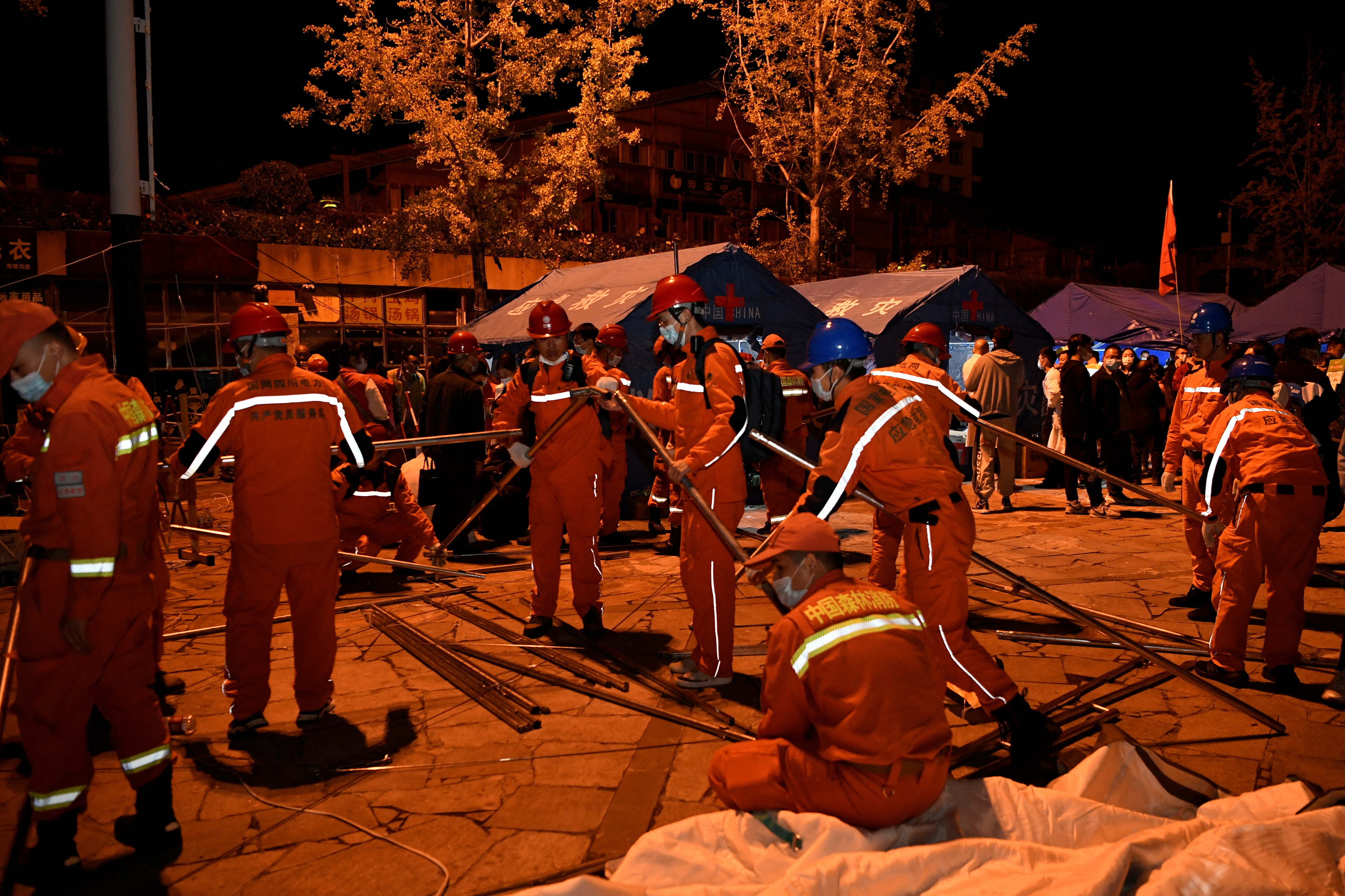 Personal de emergencia instala tiendas de campaña para atender a las víctimas