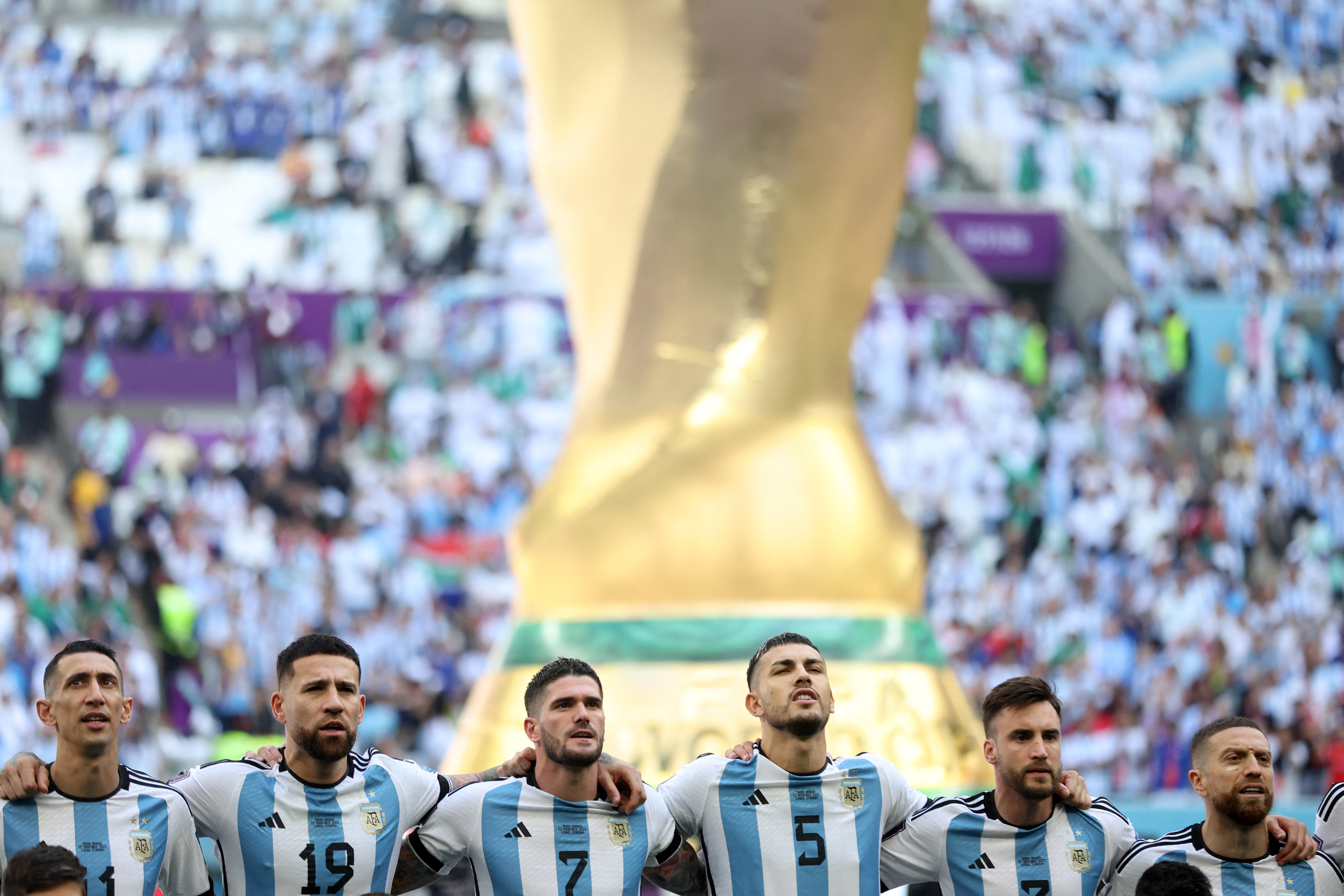Los futbolistas abrazados durante el himno (Reuters)
