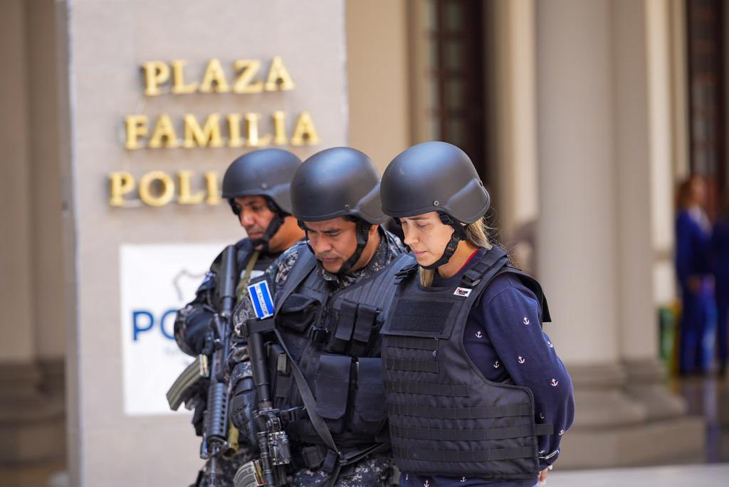 La Interpol y el ministro de Justicia y Seguridad Pública de El Salvador, Gustavo Villatoro, confirmaron la captura de la mujer, quien es la esposa de Andrés Felipe Pérez Hoyos. @SeguridadSV/Twitter.