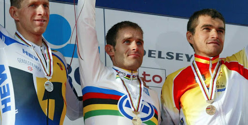 Santiago Botero in 2002, at the top of the podium with the first gold medal for Colombia in a World Cycling Championship against the clock.  Photo: Colombian Olympic Committee.