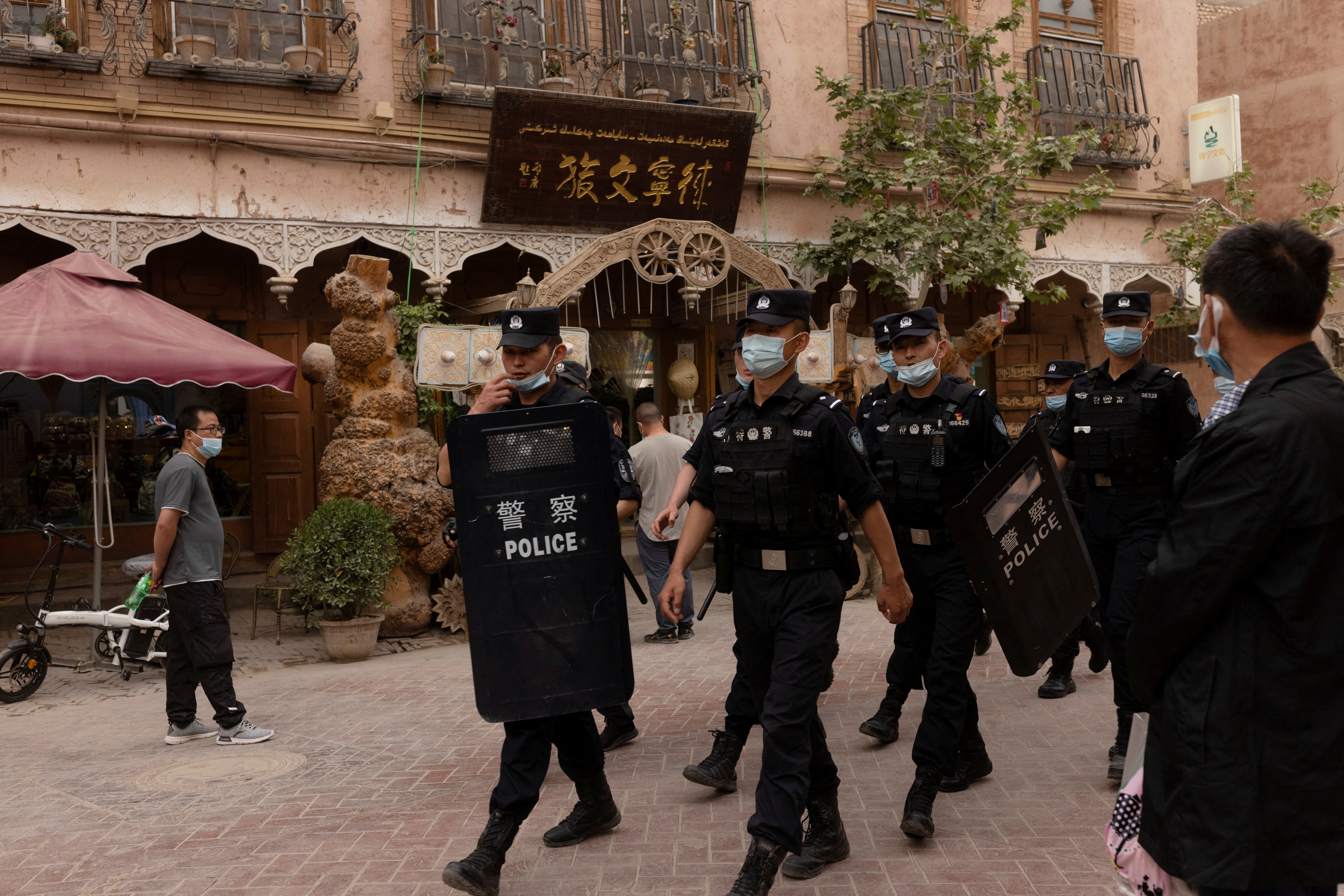 La policía del régimen chino ha montado "comisarias" propias en en el extranjero para "convencer" a ciudadanos chinos de regresar al país (REUTERS/Thomas Peter/File Photo)