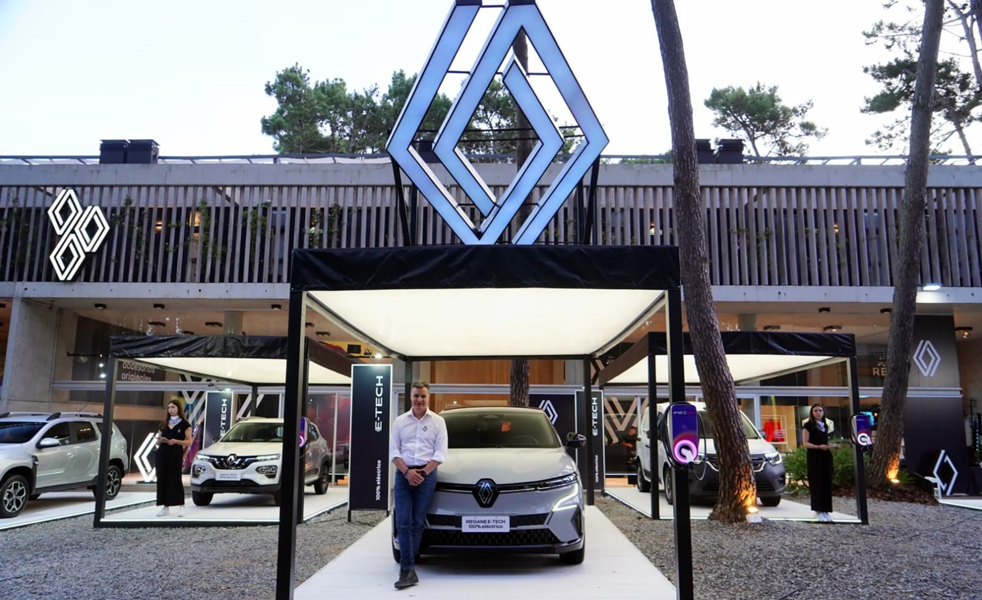 El Presidente de Renault Argentina, Pablo Sibilla, posando con el impactante Renault Mégane E-Tech en el stand de la marca en Cariló
