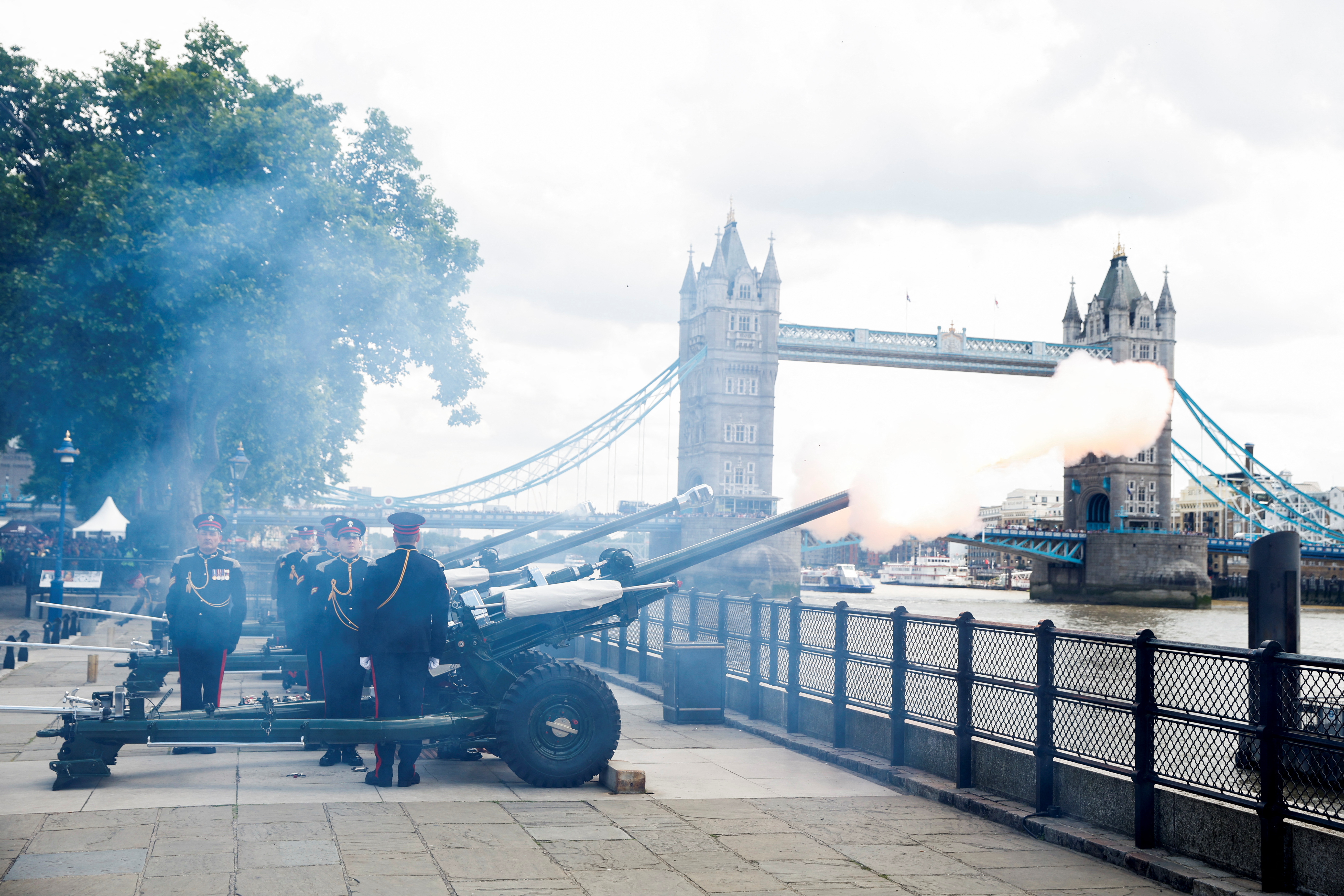Los miembros de la Honorable Compañía de Artillería saludan con armas de fuego durante las celebraciones del Jubileo de Platino de la Reina Isabel de Gran Bretaña, en la Torre de Londres. REUTERS/John Sibley