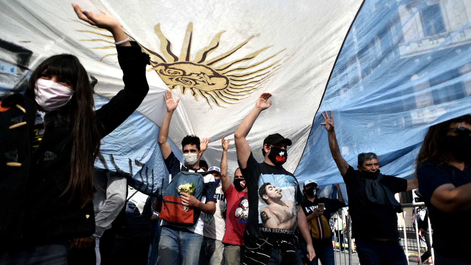 Fanáticos de Diego Maradona con la bandera de Argentina