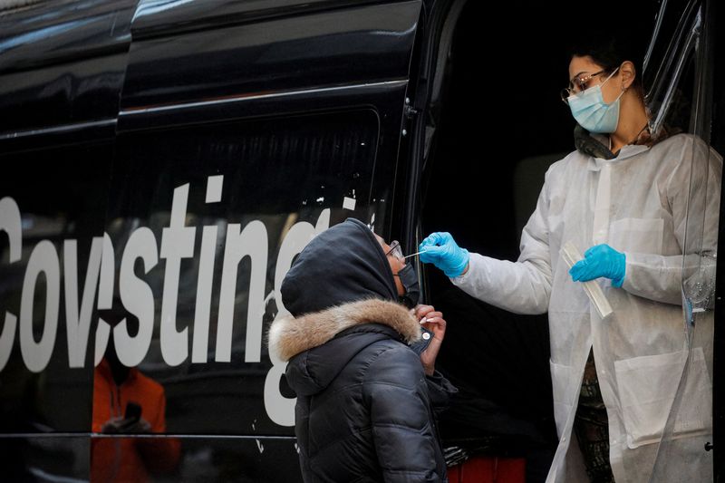 Una mujer se realiza un test de coronavirusen Brooklyn, New York (REUTERS/Brendan McDermid)