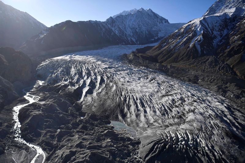 El glaciar Chiatibo en la cordillera del Hindu Kush se ve en Pakistán, 16 de octubre de 2019. Neil Hall/Pool vía REUTERS/File Photo