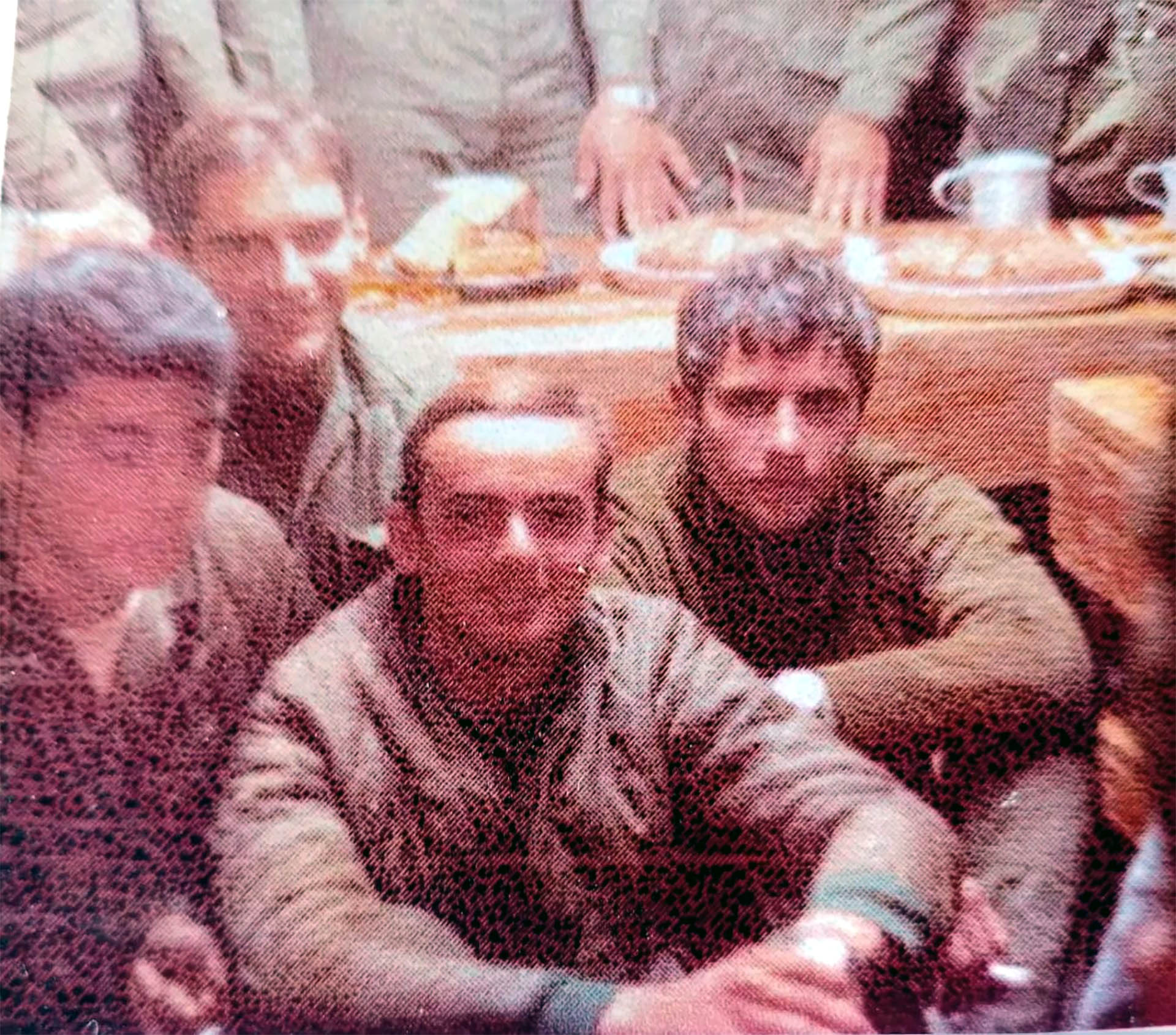 Miguel Angel y sus compañeros en una foto en las islas Malvinas durante la guerra de 1982