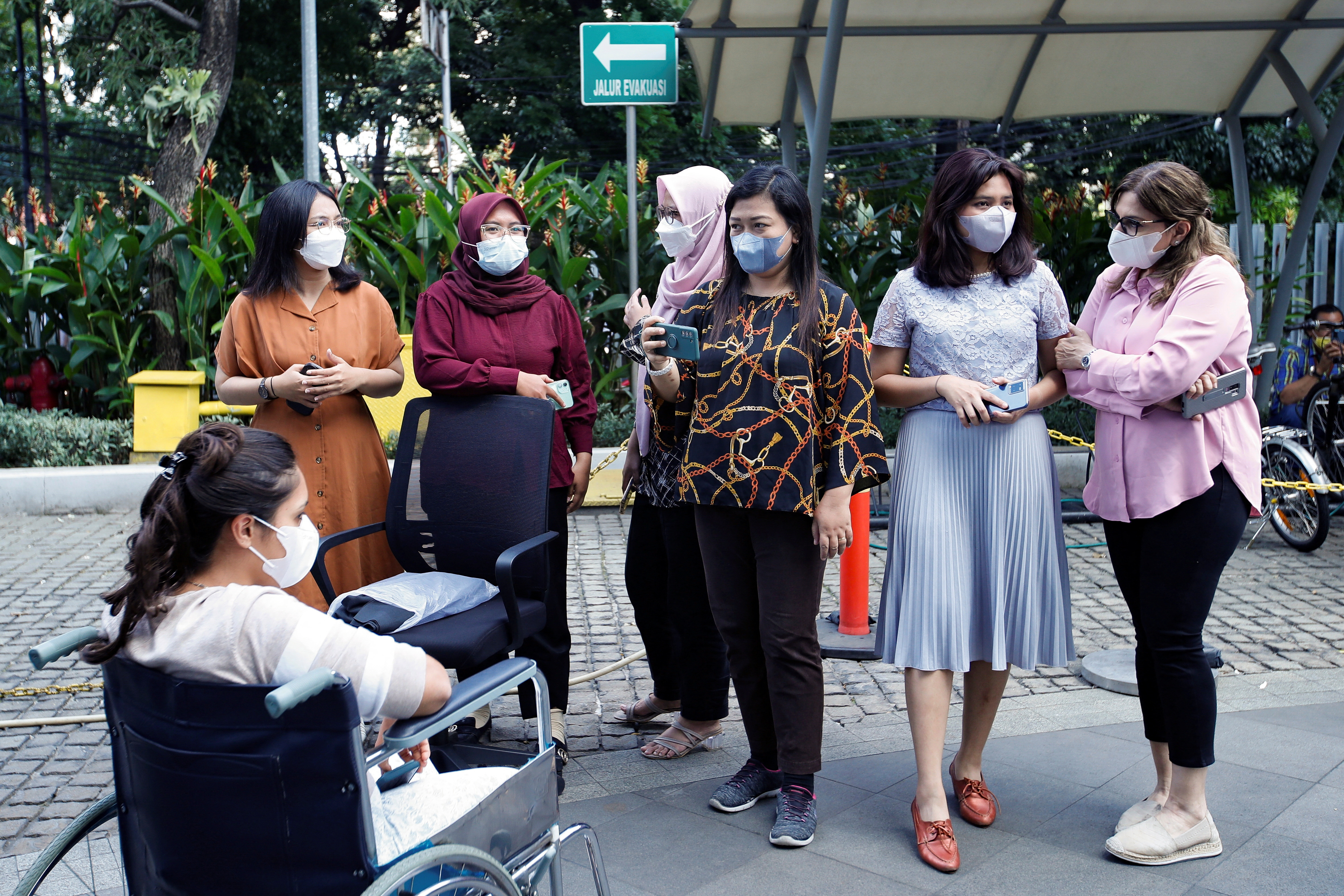 Persone evacuate da un edificio a Jakarta (Reuters/Aging Dinar Olviana)