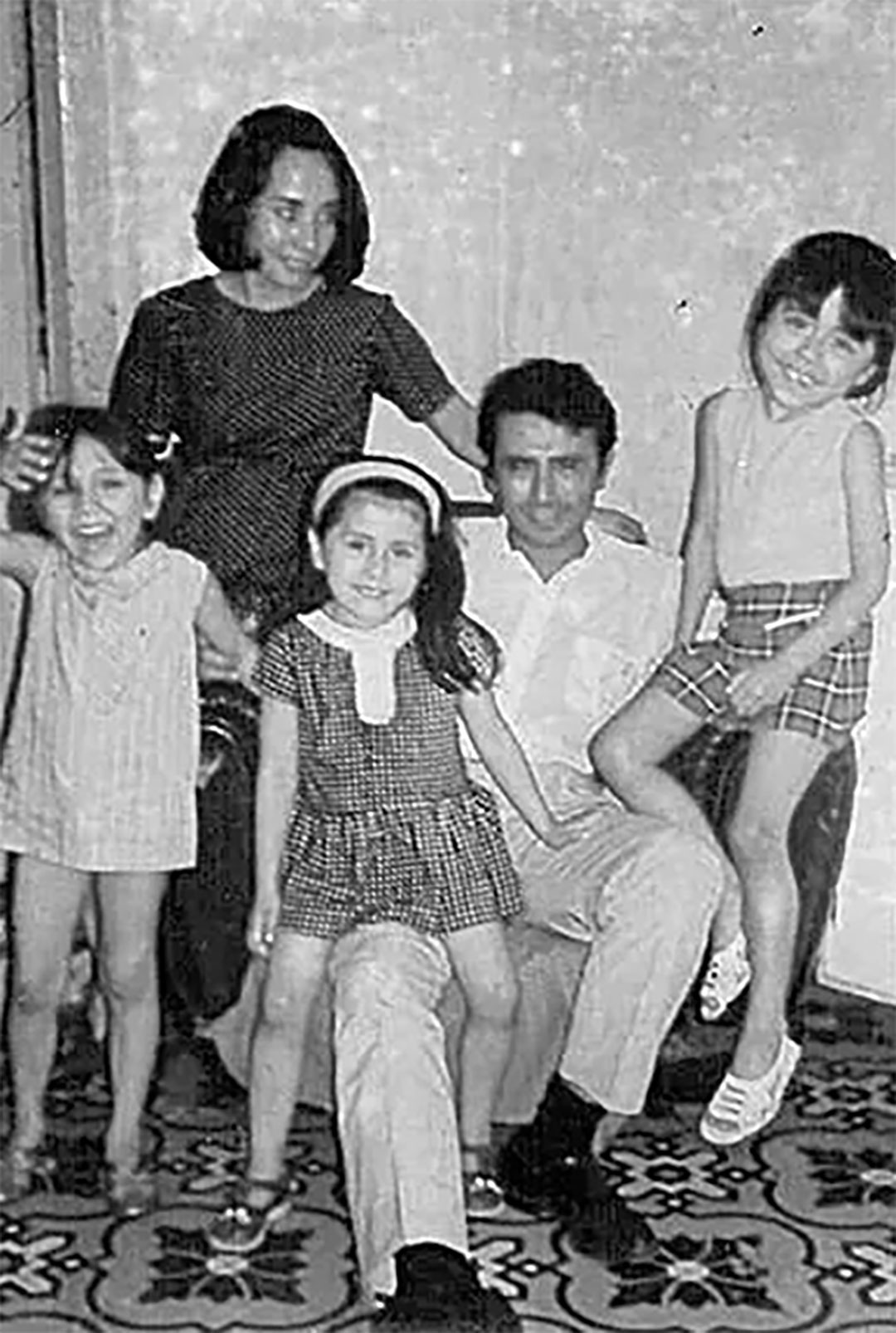 Mario Santucho junto a su esposa Ana MarÃ­a Villarreal y sus hijos. Una infidelidad con una combatiente mÃ¡s joven hizo que el ERP le hiciera un fuerte cuestionamiento a pesar de su condiciÃ³n de jefe
