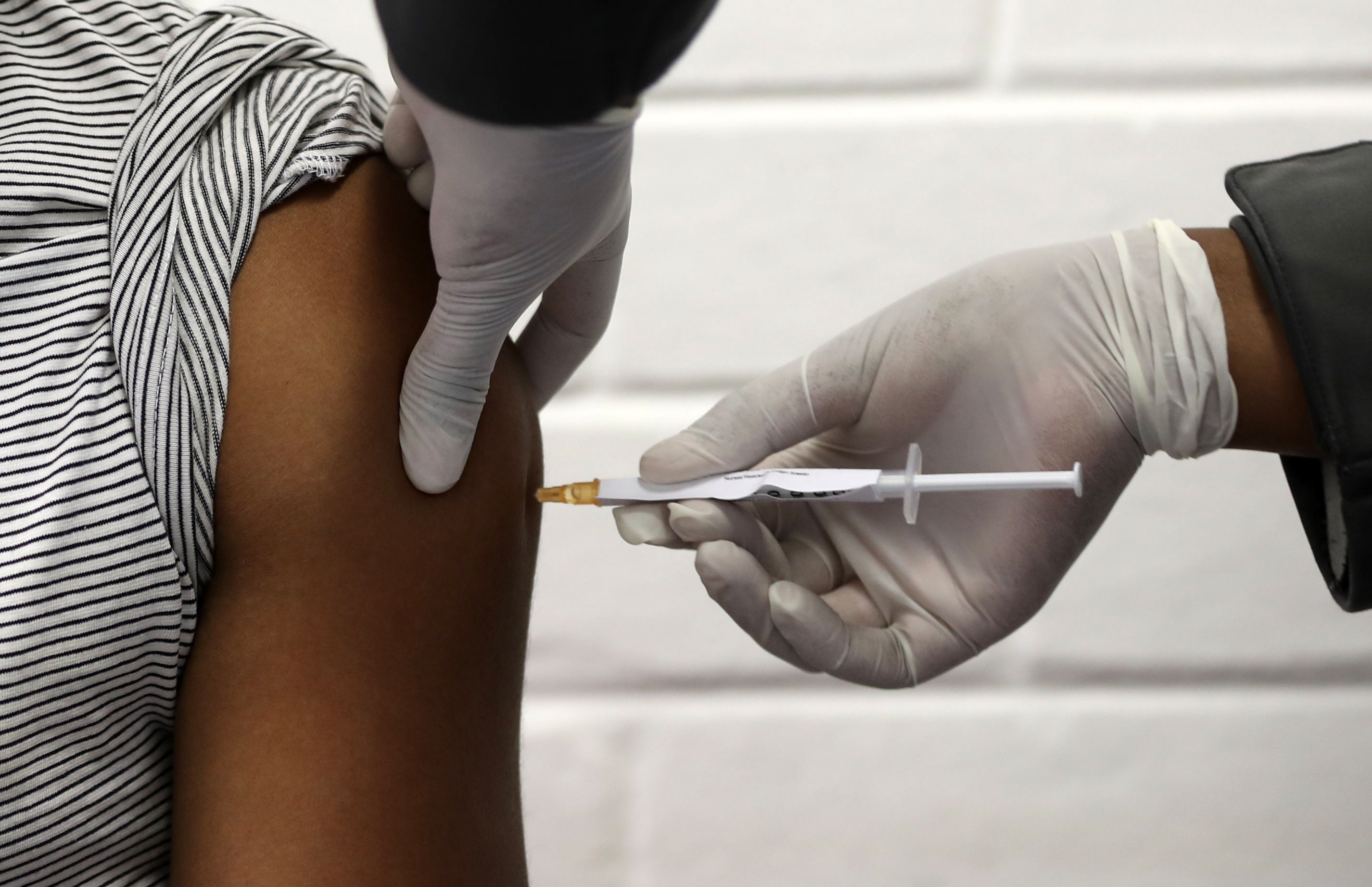La potencial vacuna de AstraZeneca está en la fase 3 de los ensayos clínicos, la última antes de recibir su aprobación de las autoridades reguladoras. EFE/Siphiwe Sibeko/
