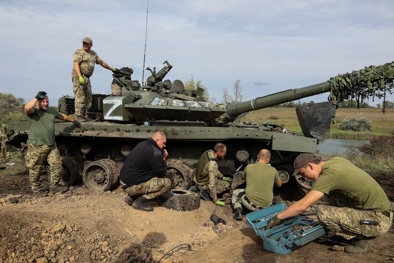 Militares ucranianos reparan un tanque ruso capturado durante una operación de contraofensiva, en medio del ataque de Rusia a Ucrania, cerca de la frontera rusa en el óblast de Kharkiv, Ucrania. 20 de septiembre de 2022. REUTERS/Sofiia Gatilova