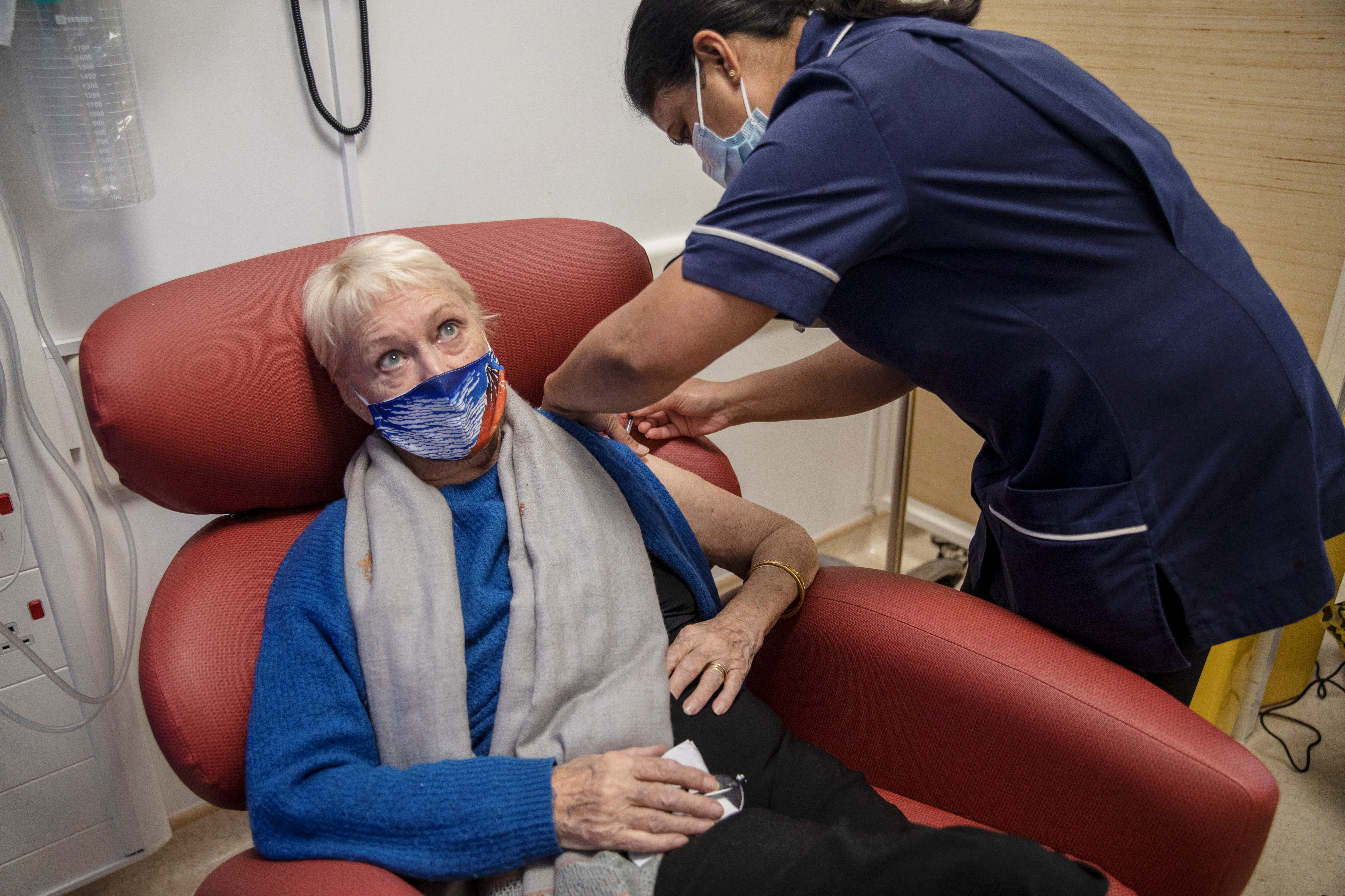 Kay Gallwey Chand, de 84 años, recibe la vacuna Pfizer / BioNTech COVID-19 de una enfermera senior Dilhani Somaweera, en el primer día del programa de inmunización más grande de la historia británica, en el Royal Free Hospital, en Londres  (Jack Hill/Pool via REUTERS)