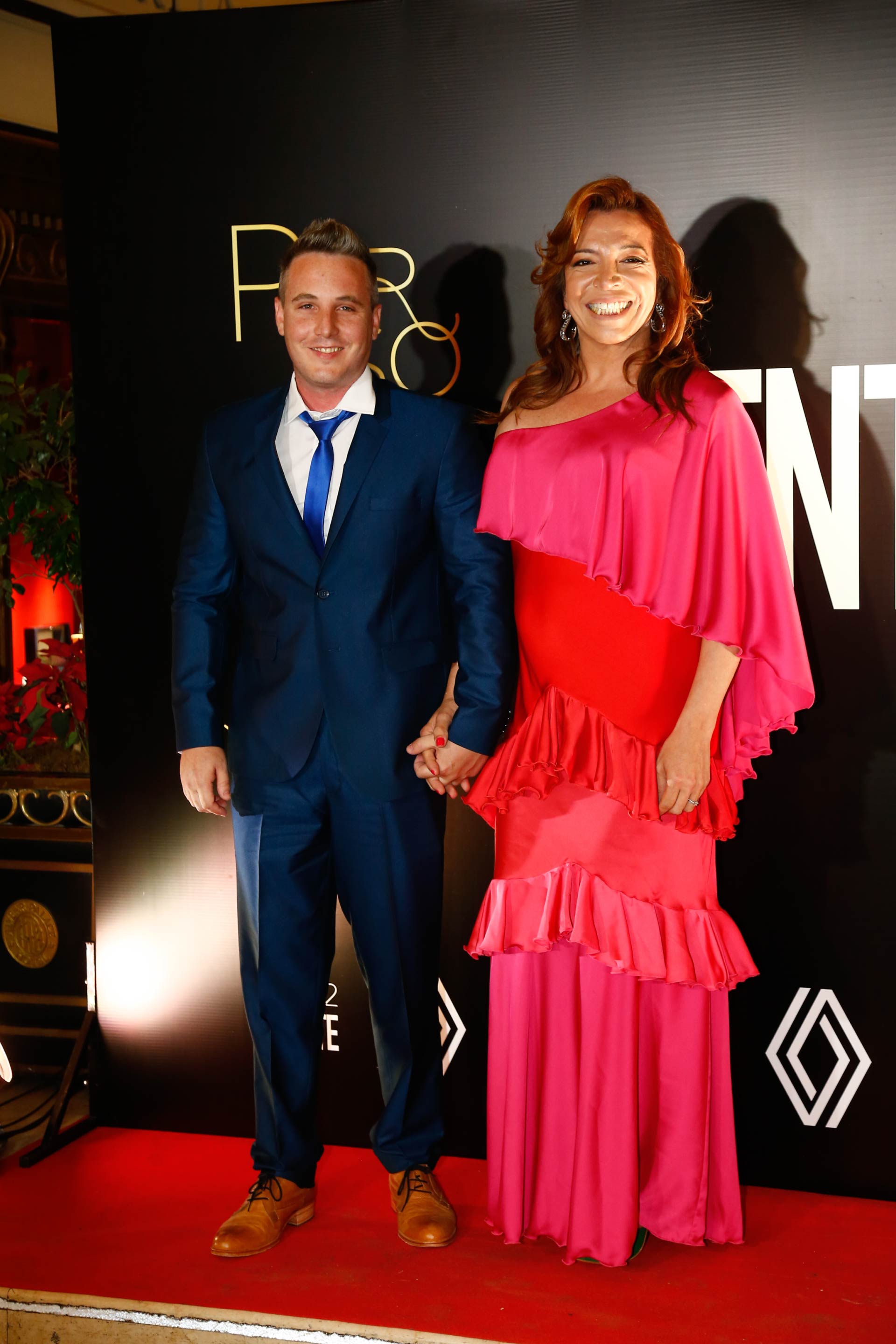 Lizy Tagliani, con un vestido en tonos rosas, fue acompa&ntilde;ada por su futuro marido