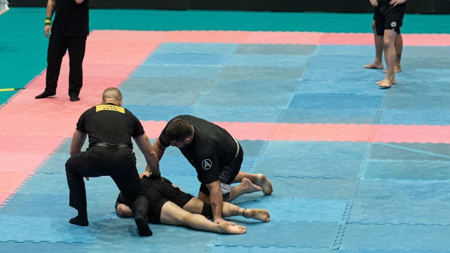 Un luchador de jiu-jitsu qued&oacute; sin movilidad tras recibir un golpe ilegal en una competencia en Brasil