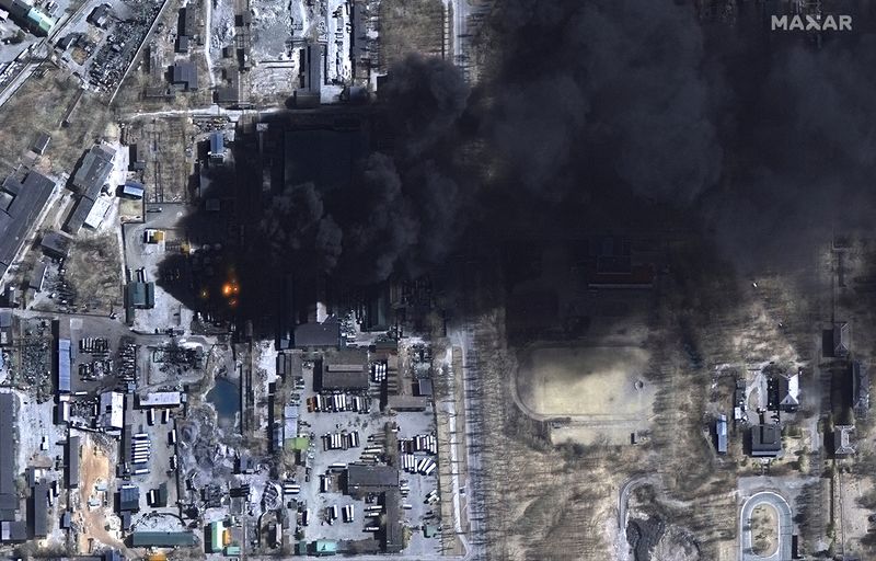 Una imagen de satélite muesta una columna de humo saliendo de unos depósitos de petróleo en Chernígov, Ucrania, el 21 de marzo de 2022. ©2022 Maxar Technologies/Cedida a través de REUTERS