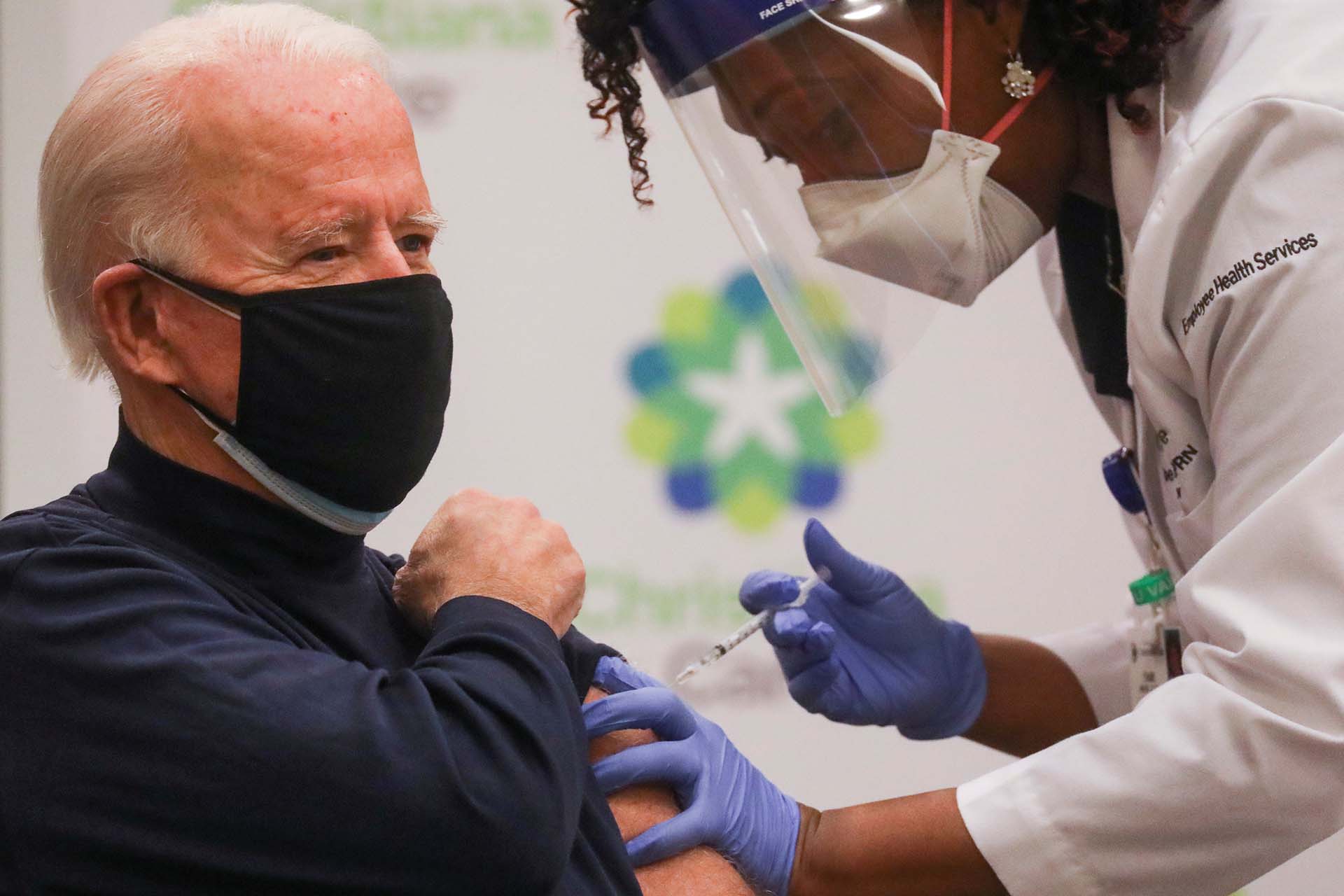 El presidente electode Estados Unidos, Joe Biden, recibe una dosis de la flamante vacuna de Pfizer para prevenir el covid-19 (21 de diciembre) 