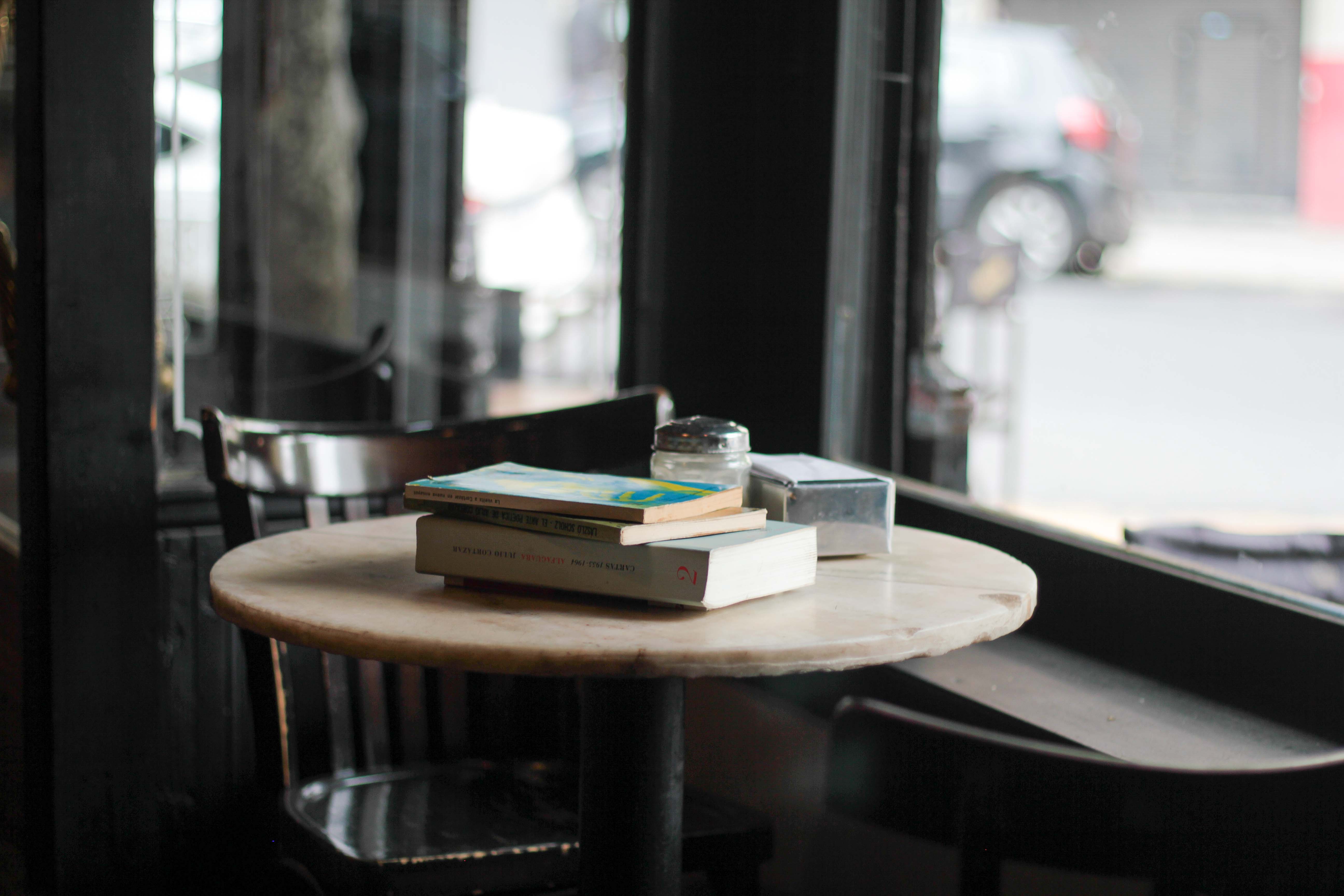 Para acceder a un ejemplar del café es necesario dejar un documento en la caja - 