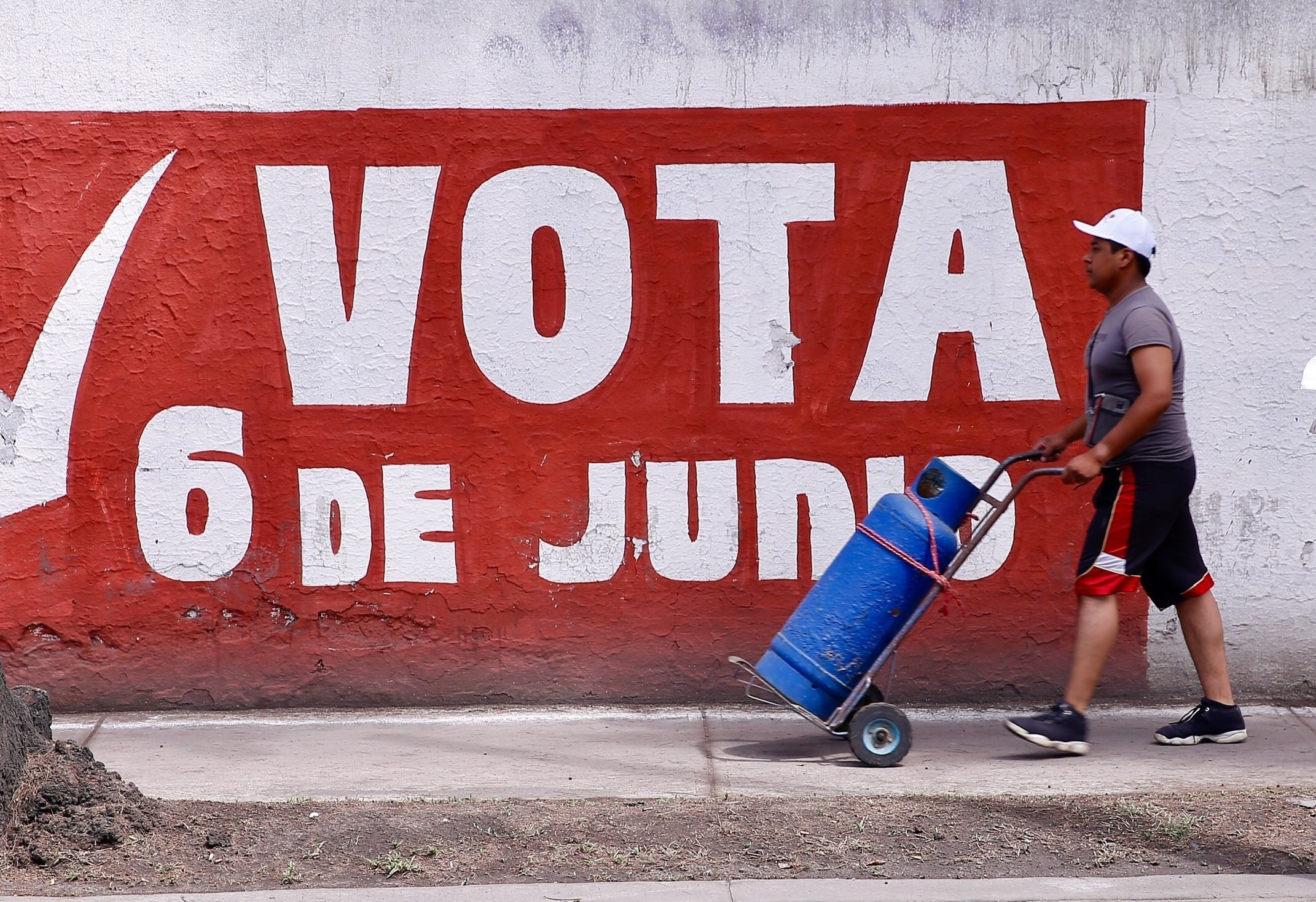 Transeúntes pasan frente a propaganda electoral hoy, jueves en Ciudad de México. EFE/Carlos Ramírez