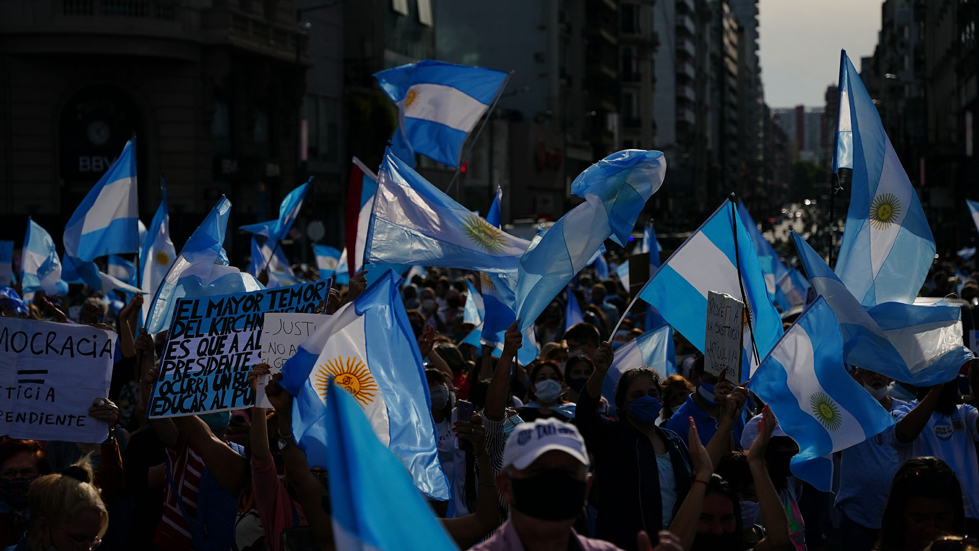 En la Ciudad de Buenos Aires muchos manifestantes llevaron banderas y carteles con mensajes en contra del gobierno nacional