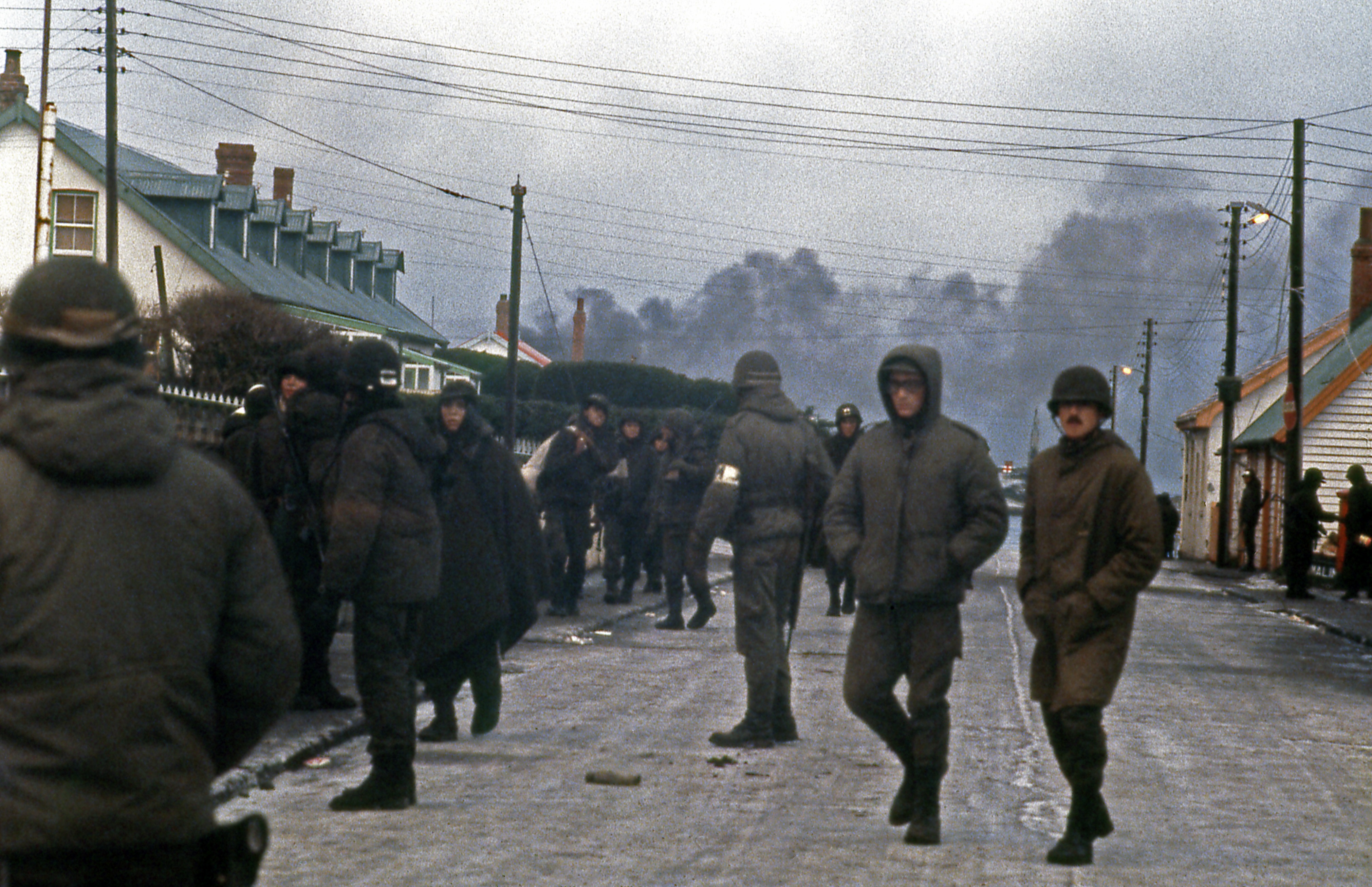 Las calles de Puerto Argentino, con cientos de soldados deambulando sin destino, pronto se hundieron en el caos y la confusión. A la derecha aparecen el chofer de Menéndez junto al capitán de la policía militar Miguel Ángel Romano