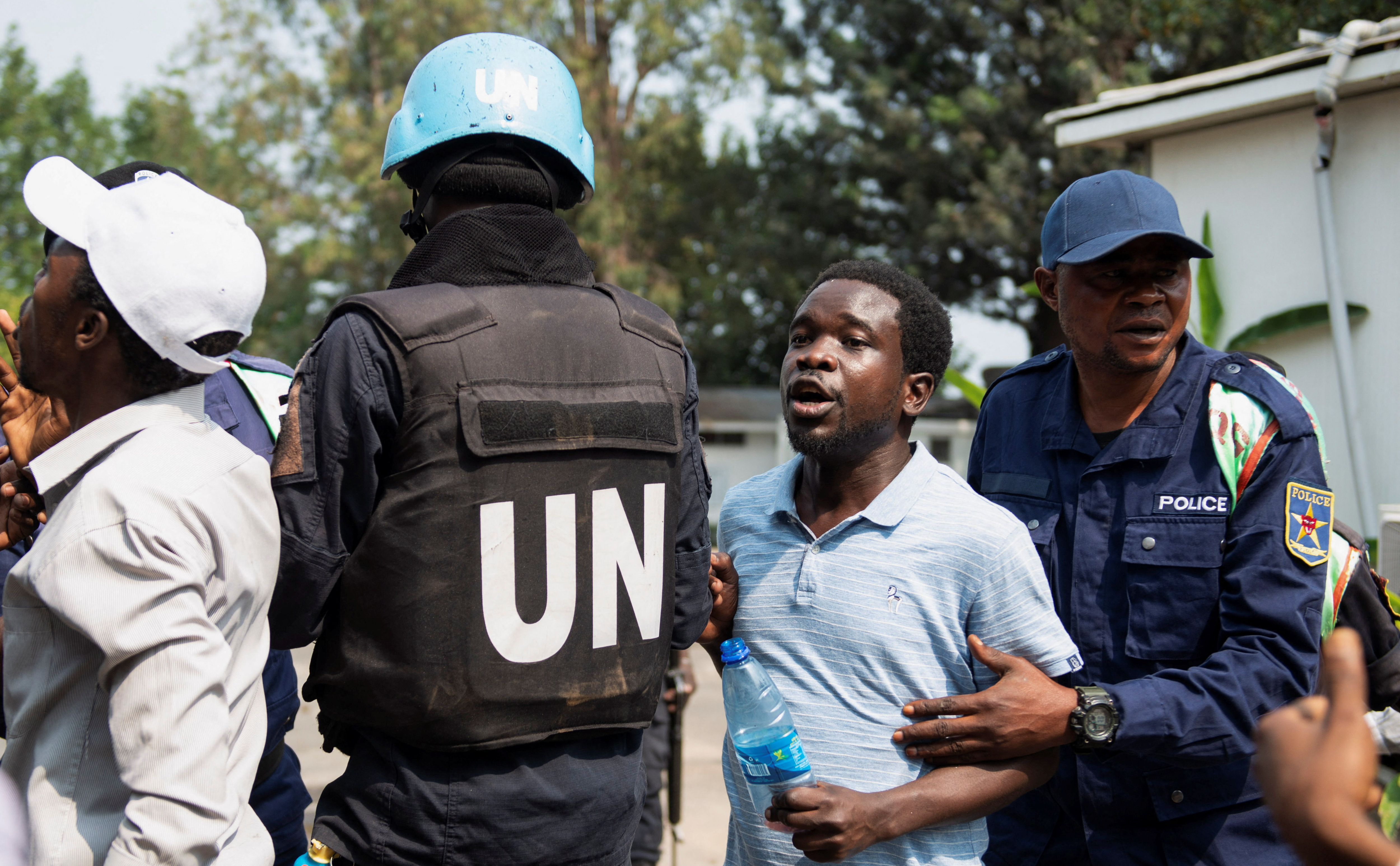 Un policía y un integrante de la MONUSCO (REUTERS/Arlette Bashizi)