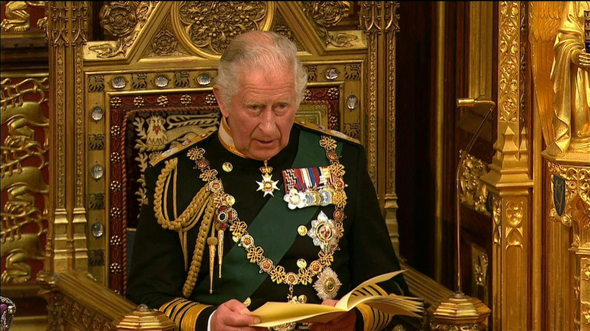 Príncipe Carlos reemplaza por primera vez a Isabel II en el simbólico "discurso del trono"