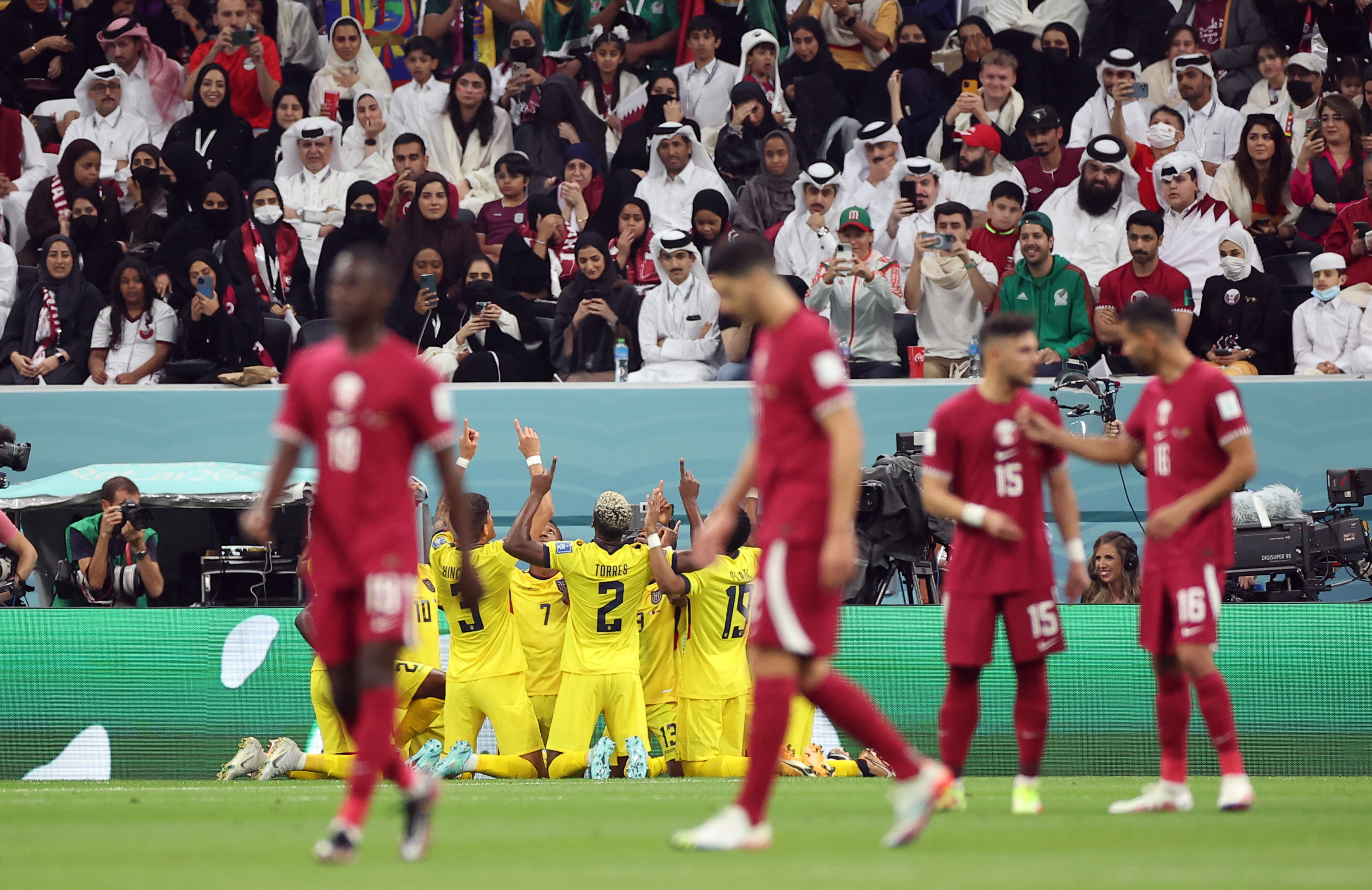 Soccer Football - FIFA World Cup Qatar 2022 - Group A - Qatar v Ecuador - Al Bayt Stadium, Al Khor, Qatar - November 20, 2022 Ecuador's Enner Valencia celebrates scoring their first goal with teammates REUTERS/Kim Hong-Ji