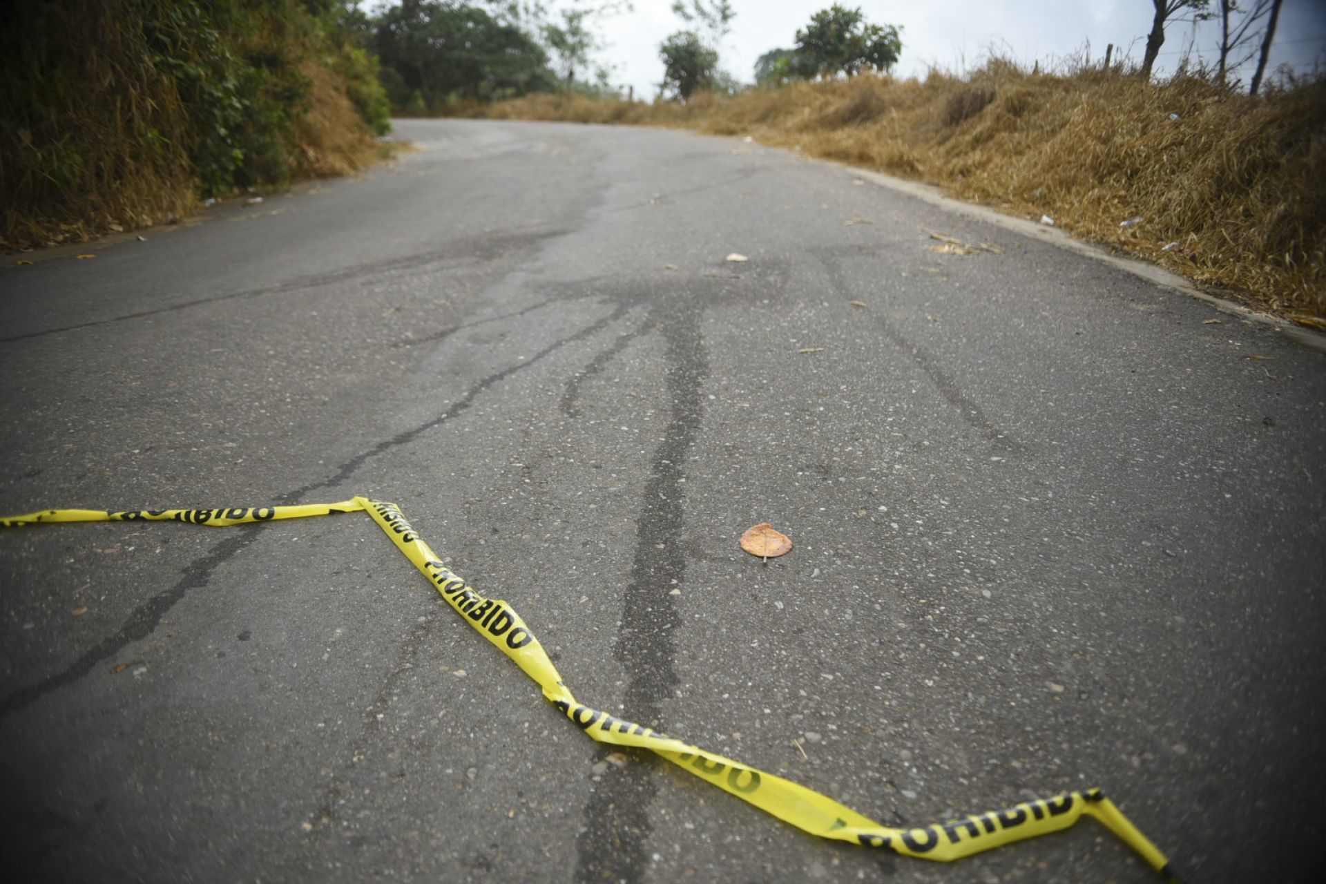 JESÚS CARRANZA, VERACRUZ, 06 DÉCEMBRE 2016.- Hier, il y a eu un affrontement entre l'armée et des hommes armés dans lequel un total de 20 civils ont été tués et deux arrêtés.  Les événements se sont produits sur l'autoroute menant à la municipalité de Suchilapan, près de la frontière territoriale entre Veracruz et Oaxaca.  Des camions militaires ont patrouillé dans la région aujourd'hui.  PHOTO : ÁNGEL HERNÁNDEZ / CUARTOSCURO.COM