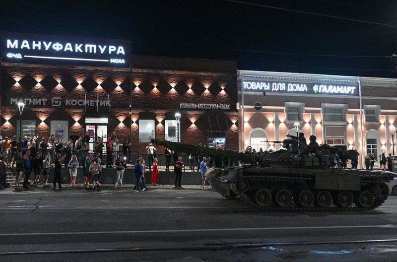 Combatientes del grupo mercenario privado Wagner salen del cuartel general del Distrito Militar Sur para regresar a la base, en la ciudad de Rostov del Don, Rusia. 24 de junio, 2023. REUTERS/Stringer