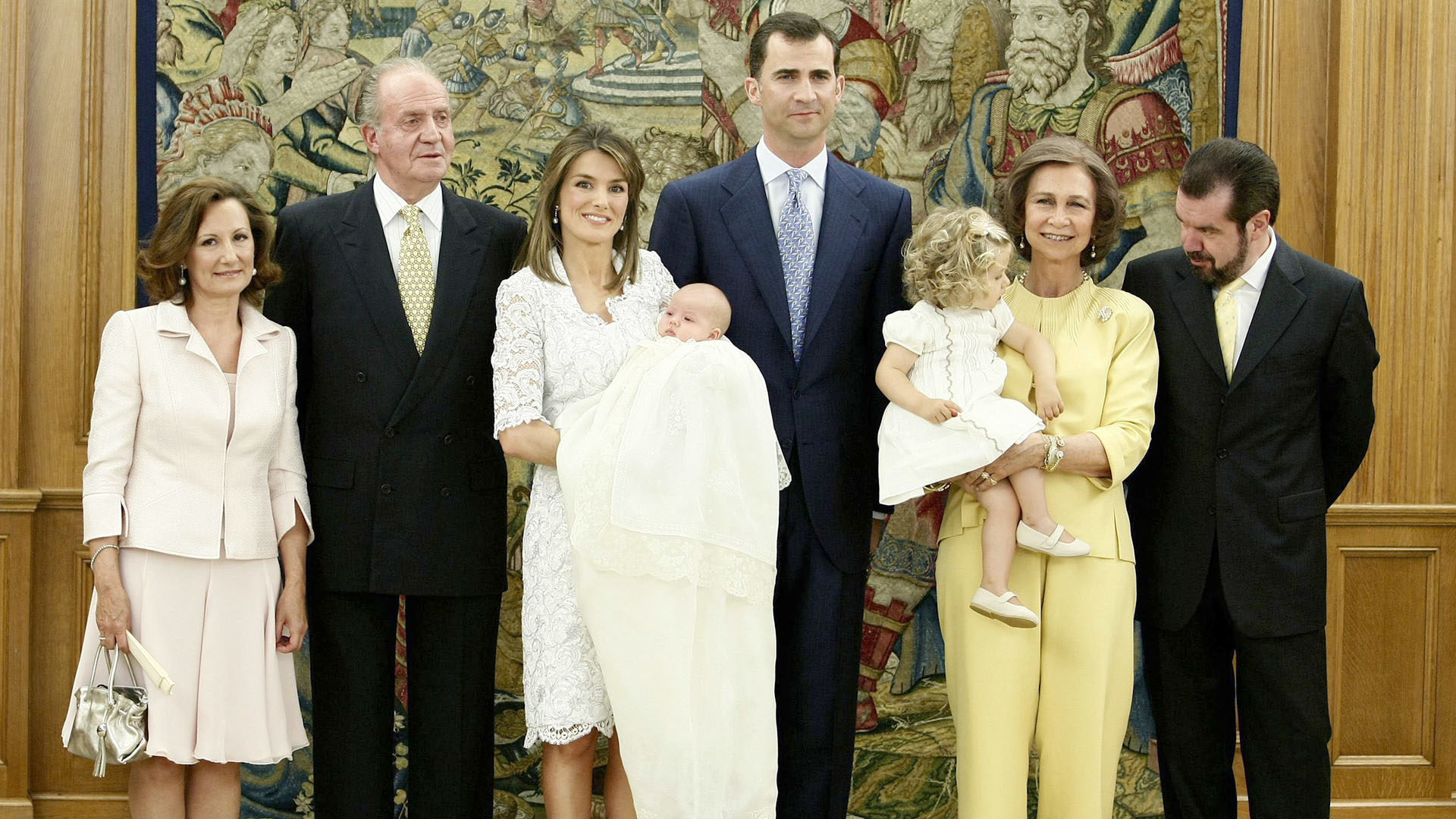 Letizia junto a su madre Paloma Rocasolano, el entonces rey Juan Carlos de España, el príncipe Felipe, la reina Sofía y las princesas Leonor y Sofía (Efe/Getty Images)