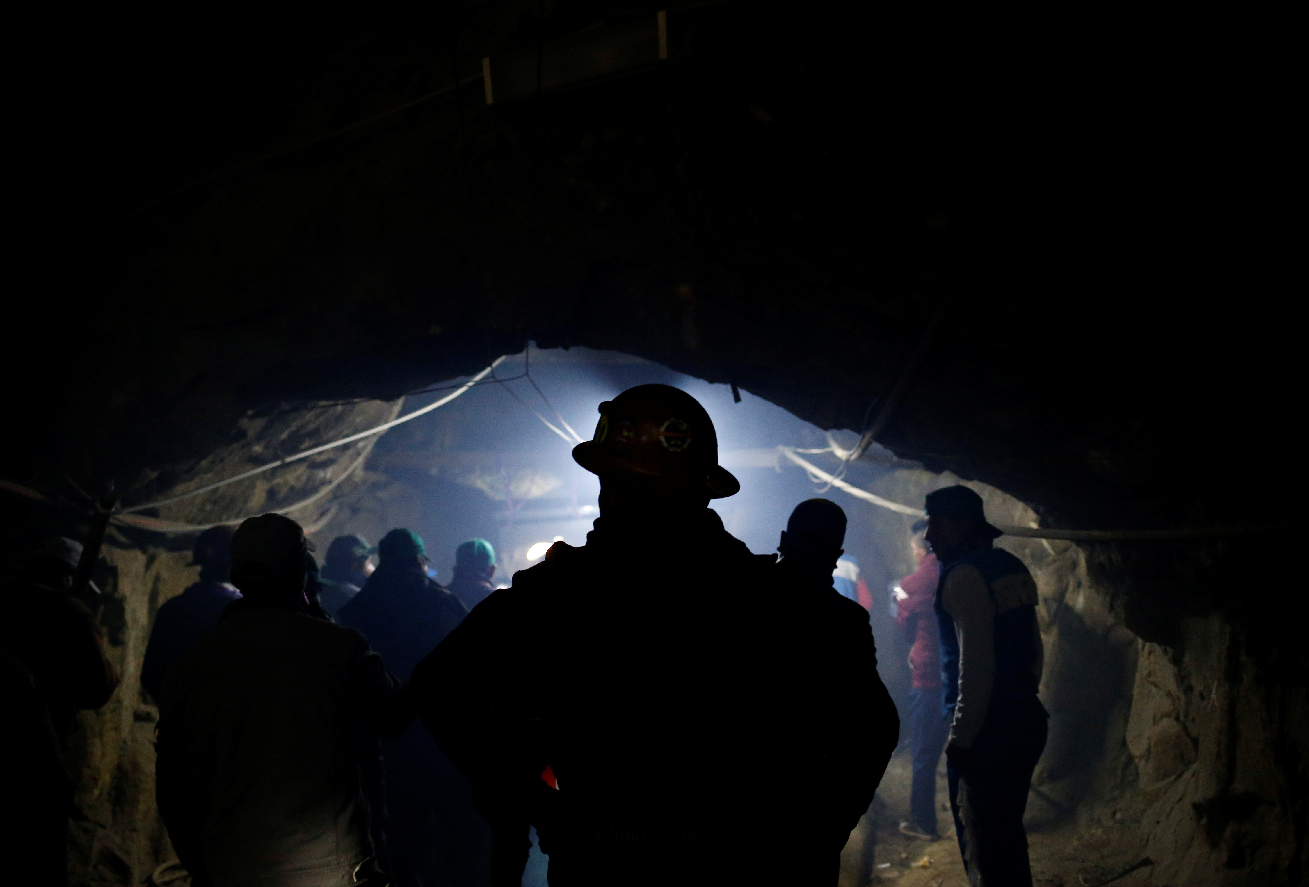 Qué es el "jukeo", el robo de minerales que escaló hasta enfrentar a civiles y fuerzas de seguridad en Bolivia